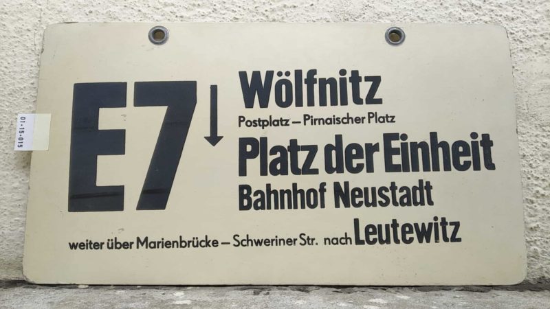 E7 Wölfnitz – Platz der Einheit – Bahnhof Neustadt weiter über Mari­en­brücke – Schwe­riner Str. nach Leutewitz