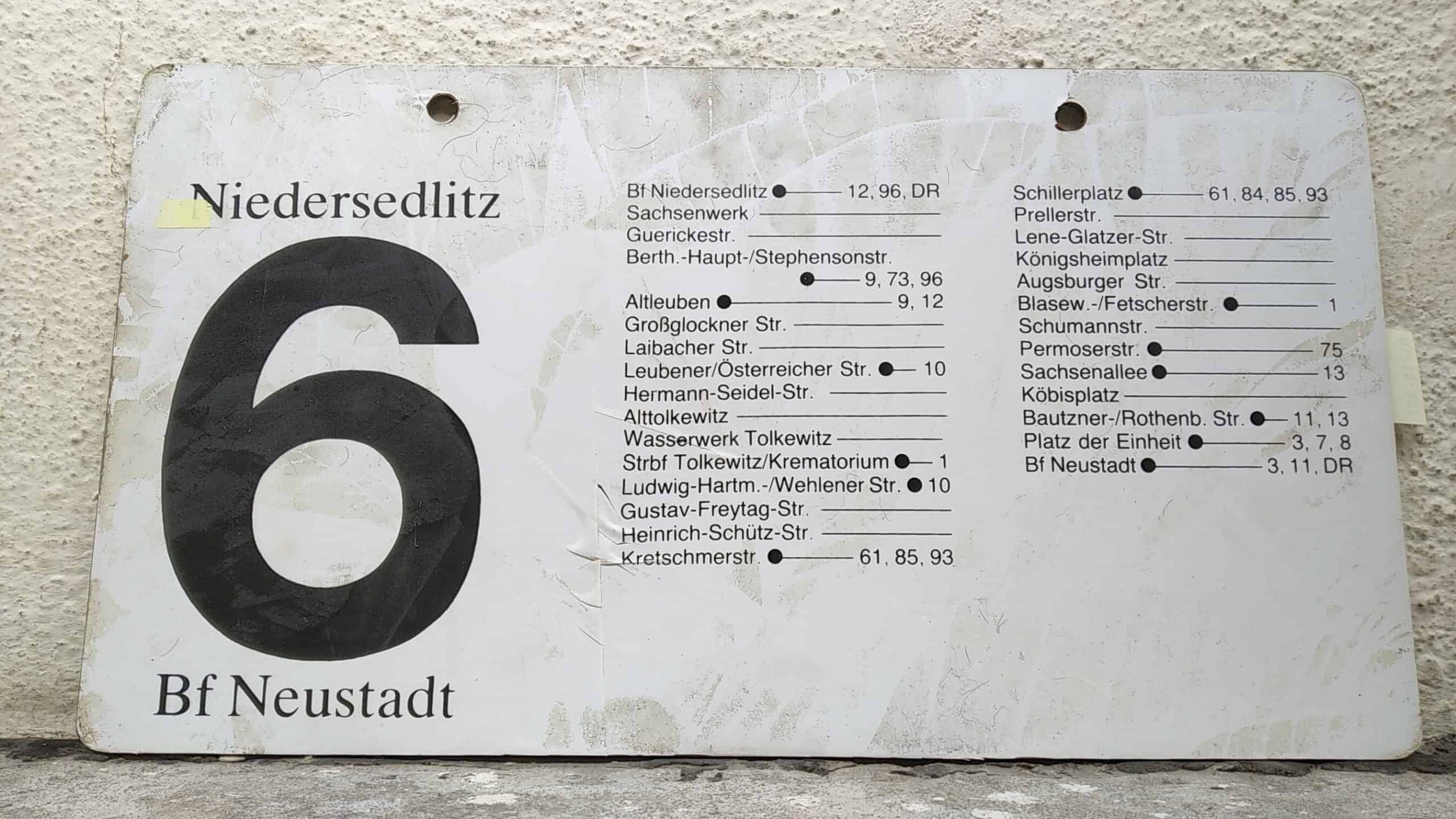 Ein seltenes Straßenbahn-Linienschild aus Dresden der Linie 6 von Niedersedlitz nach Bf Neustadt #2