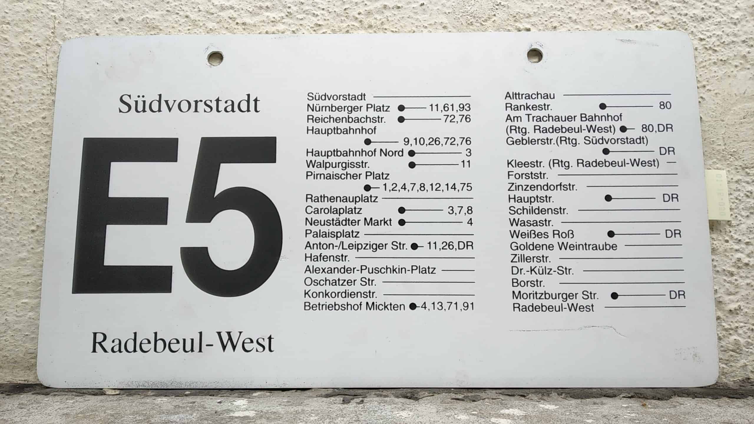 Ein seltenes Straßenbahn-Linienschild aus Dresden der Linie E5 von Südvorstadt nach RadebeulnachWest #2