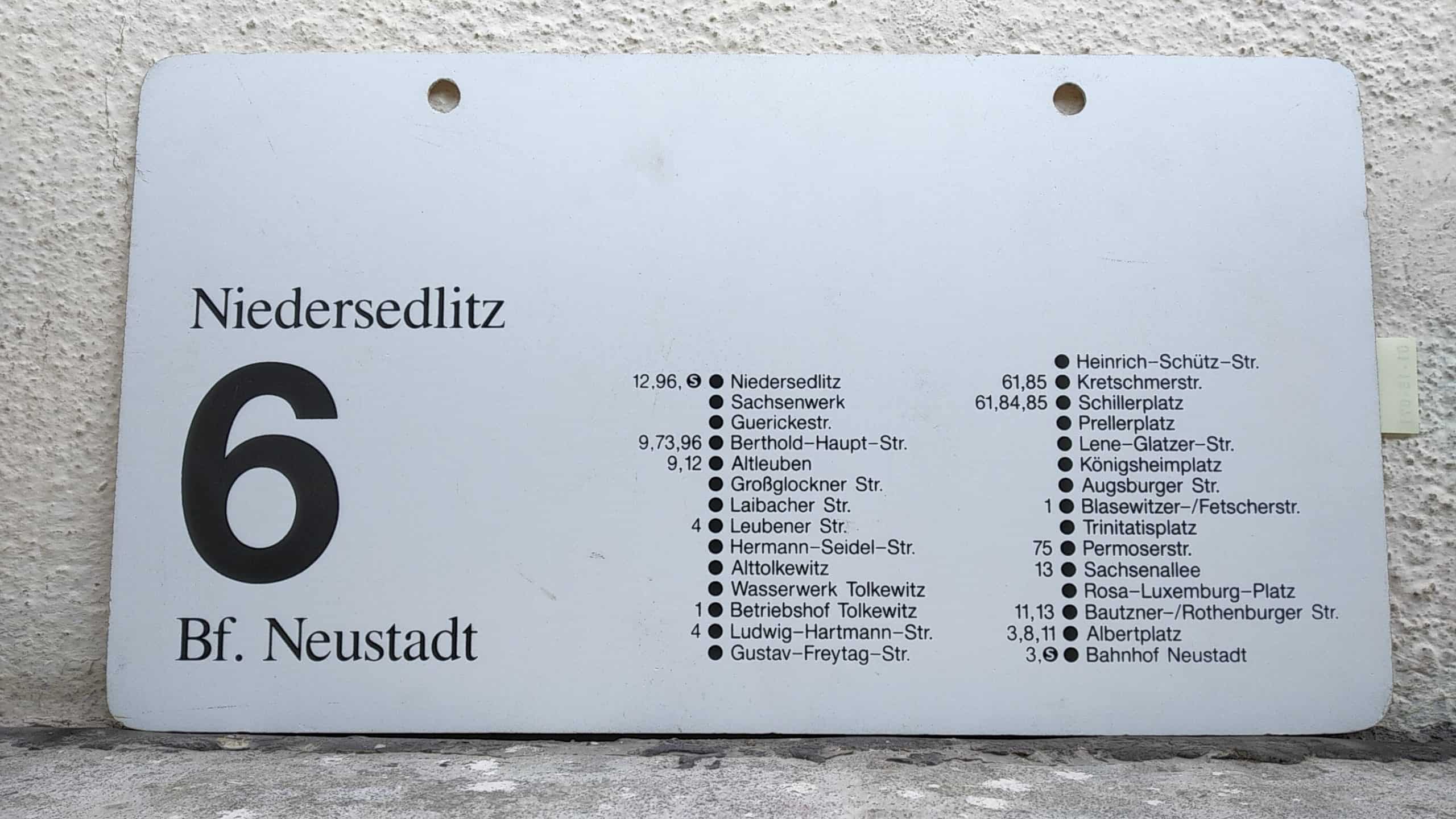 Ein seltenes Straßenbahn-Linienschild aus Dresden der Linie 6 von Niedersedlitz nach Bf. Neustadt #2