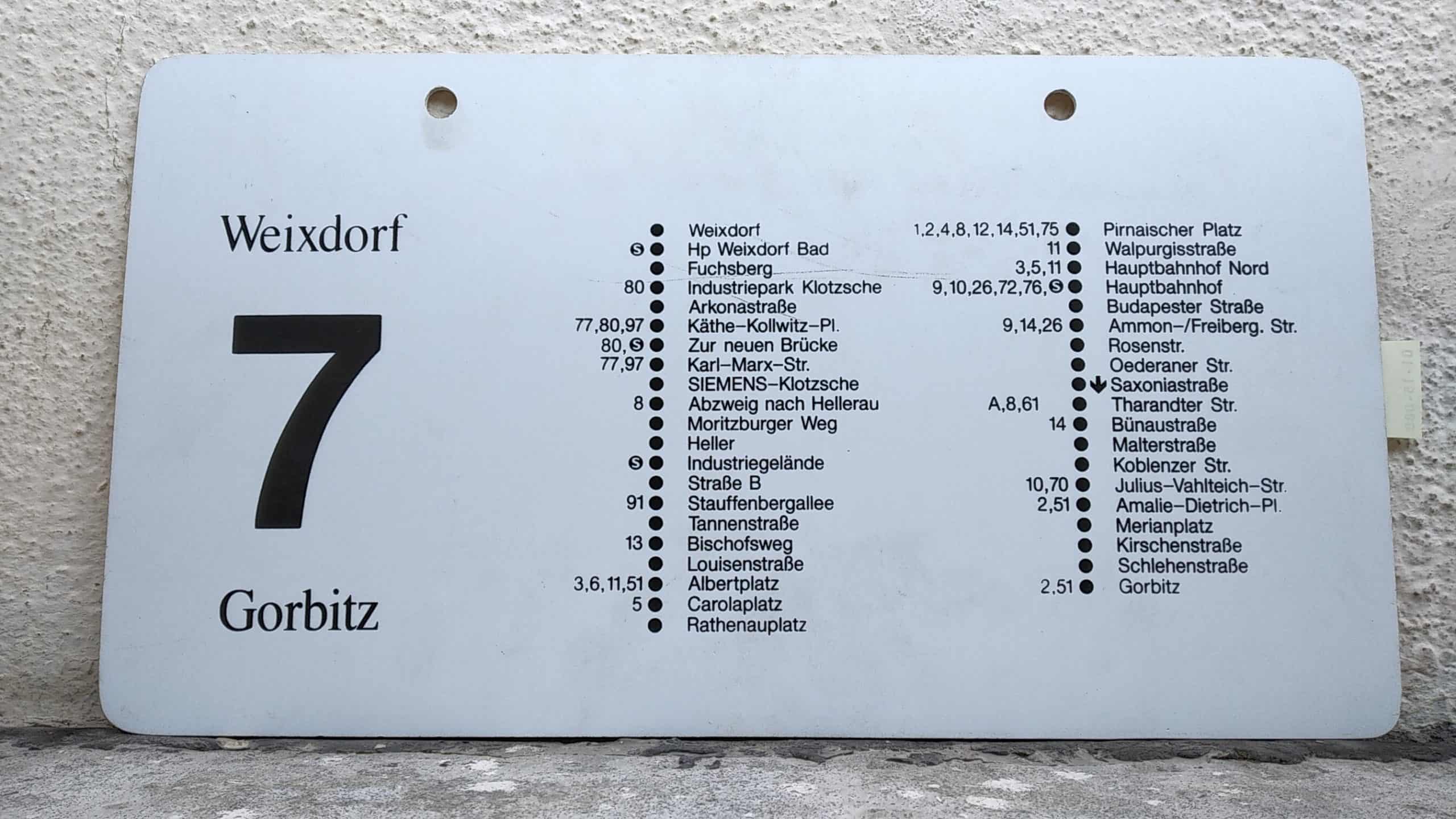 Ein seltenes Straßenbahn-Linienschild aus Dresden der Linie 7 von Weixdorf nach Gorbitz #2
