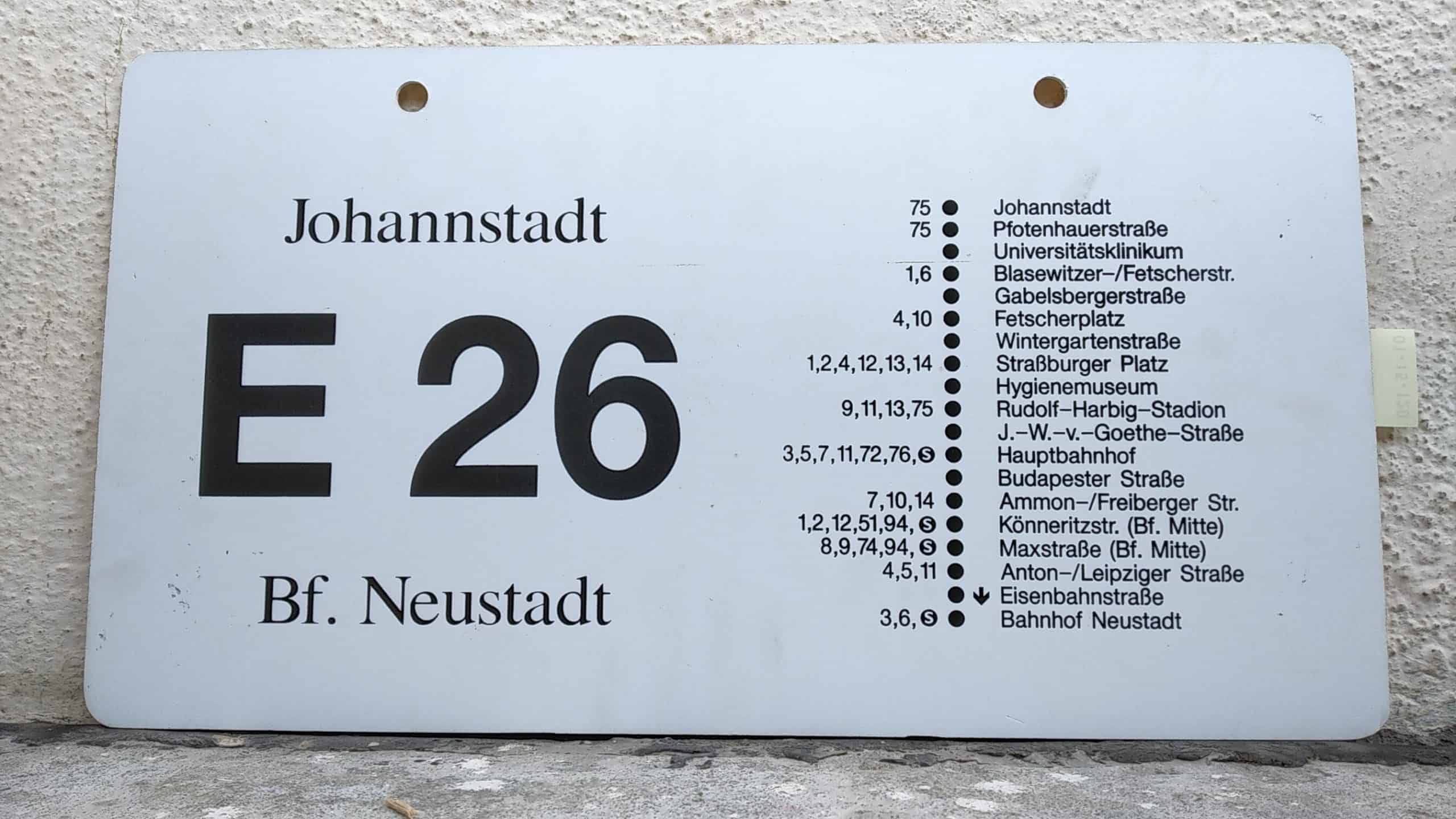 Ein seltenes Straßenbahn-Linienschild aus Dresden der Linie E 26 von Johannstadt nach Bahnhof Neustadt #2