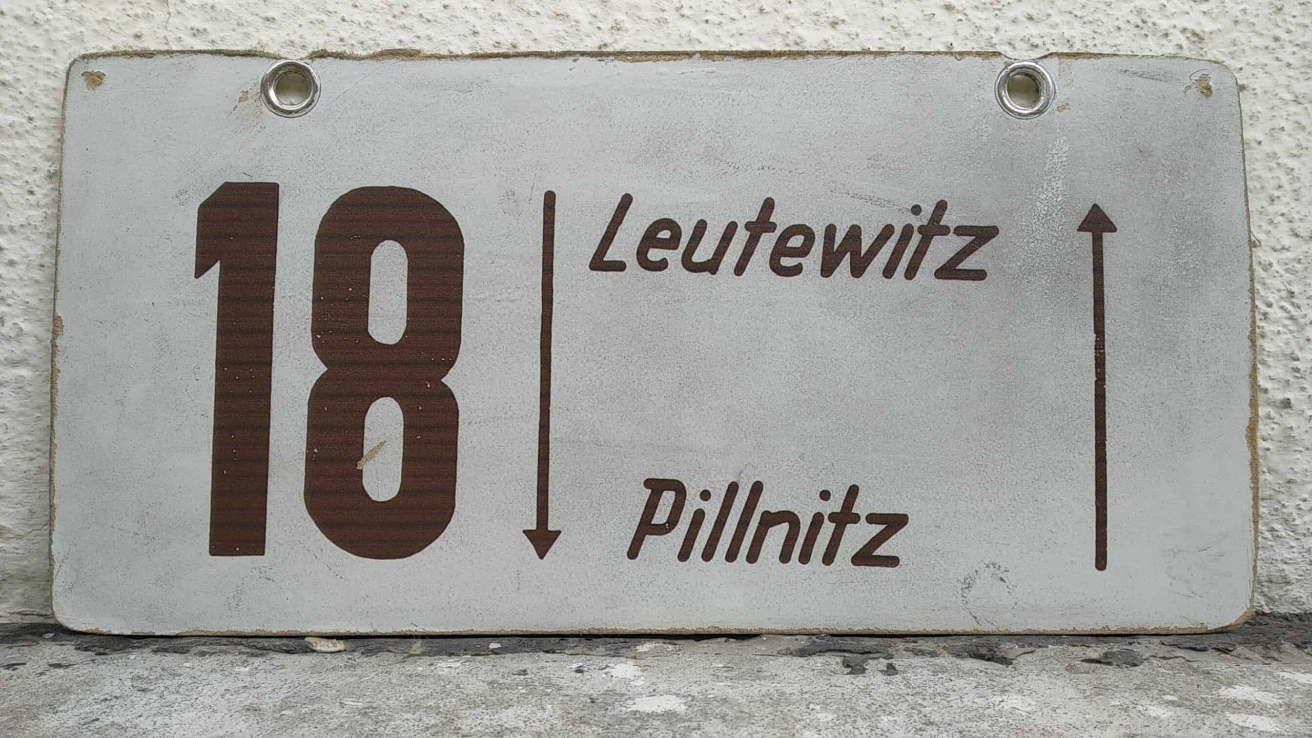 Ein seltenes Straßenbahn-Linienschild aus Dresden der Linie 18 von Leutewitz nach Pillnitz #1