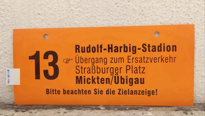 13 Rudolf-Harbig-Stadion [Zei­ge­finger] Übergang zum Ersatz­ver­kehr – Mickten/​Übigau Bitte beachten Sie die Ziel­an­zeige!