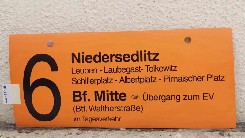 6 Nie­der­sedlitz – Bf. Mitte [Zeigefinger]Übergang zum EV (Btf. Walt­her­straße) im Tages­ver­kehr