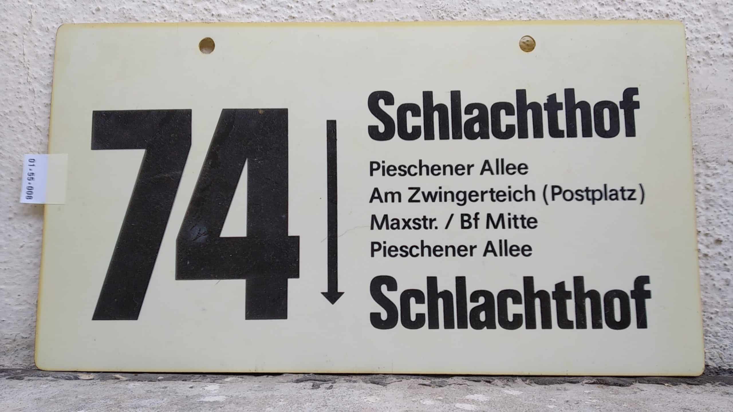 Ein seltenes Bus-Linienschild aus Dresden der Linie 74 von Schlachthof nach Schlachthof