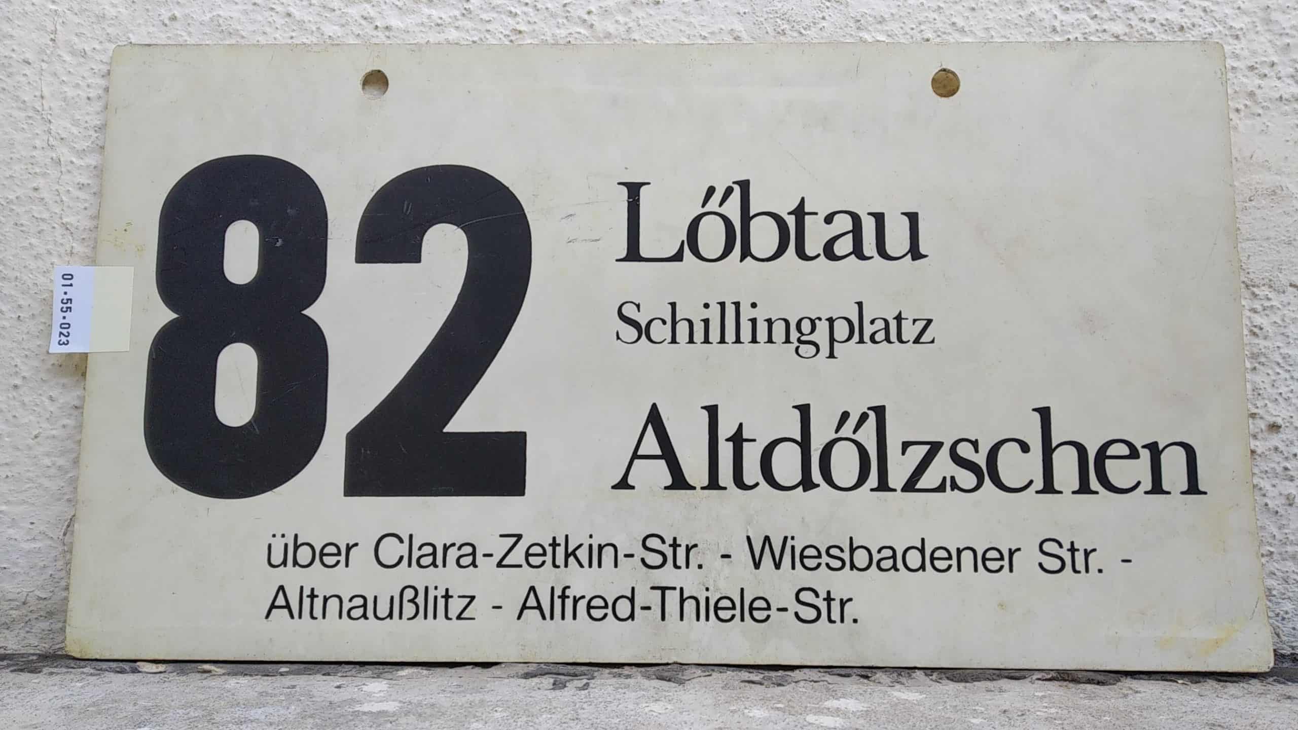 Ein seltenes Bus-Linienschild aus Dresden der Linie 82 von Löbtau Schillingplatz nach Altdölzschen