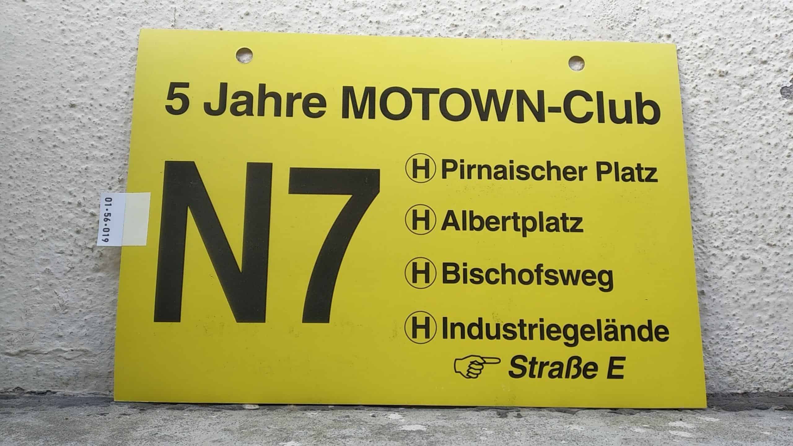 Ein seltenes Bus-Linienschild aus Dresden, anläßlich 5 Jahre MOTOWN-Club N7 [Pirnaischer Platz - Industriegelände [Zeigefinger] Straße E]