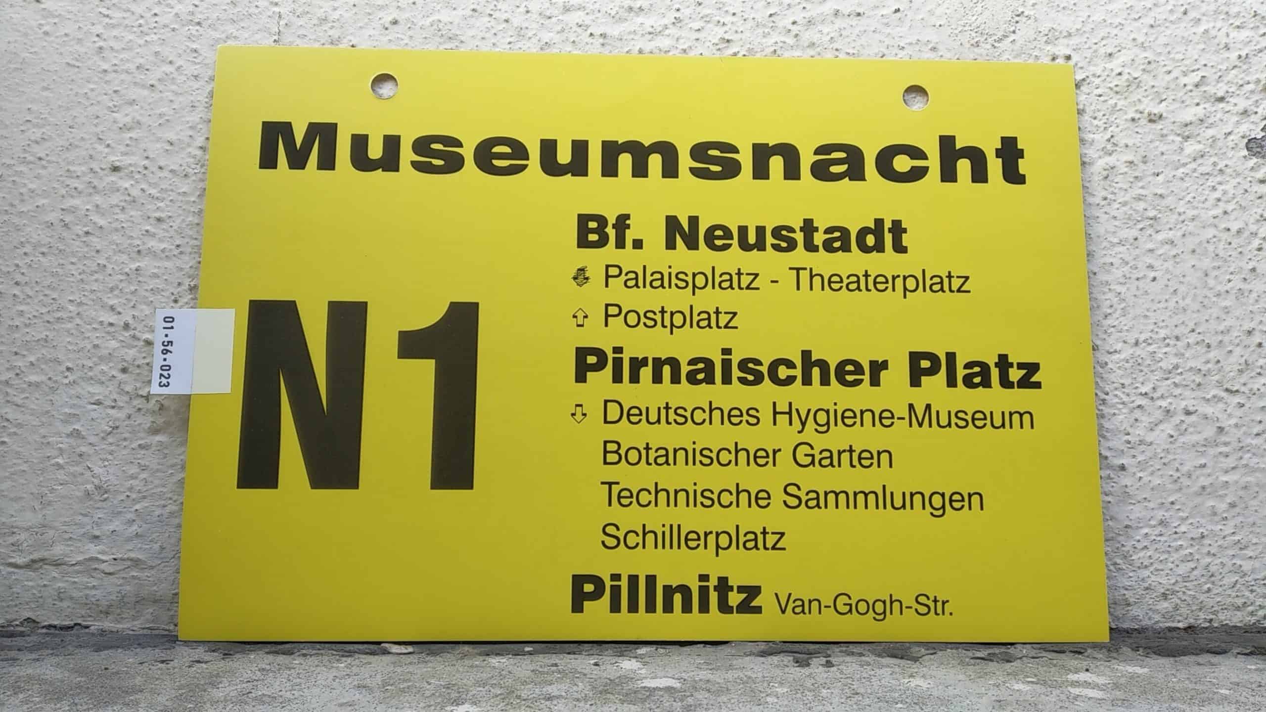 Ein seltenes Bus-Linienschild aus Dresden, anläßlich Museumsnacht N1 Bf. Neustadt - Pillnitz Van-Gogh-Str.