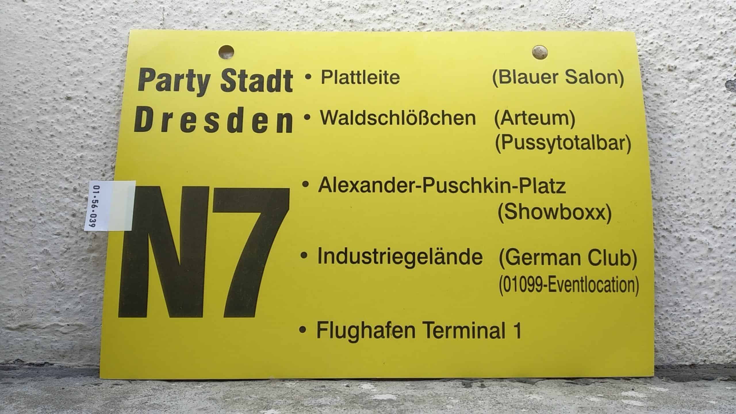 Ein seltenes Bus-Linienschild aus Dresden, anläßlich Party Stadt Dresden N7 [Plattleite Blauer Salon - Flughafen Terminal 1]