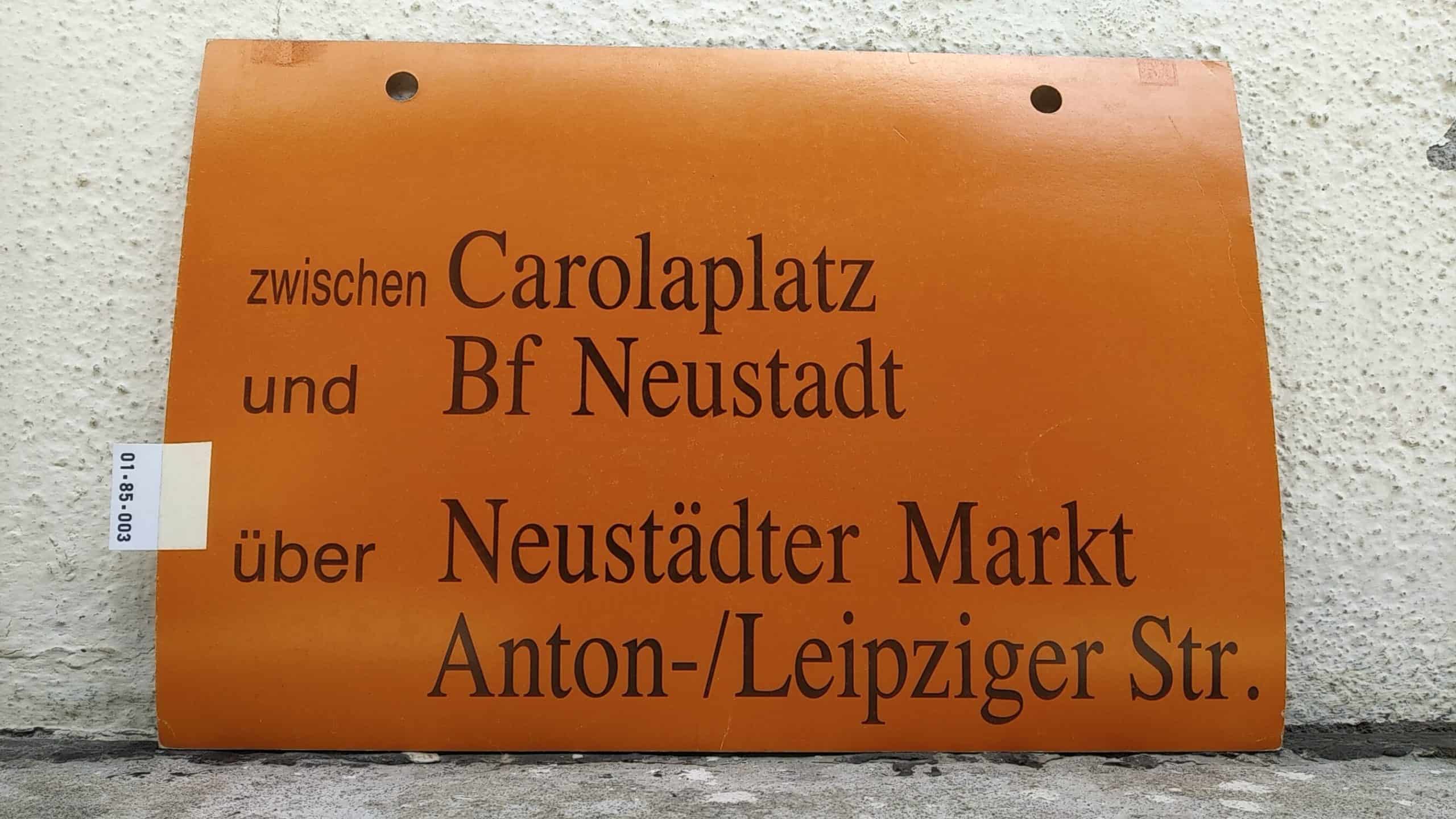 Ein seltenes Straßenbahn-Umleitungsschild aus Dresden: zwischen Carolaplatz und Bf Neustadt über Neustädter Markt Anton-/Leipziger Str.