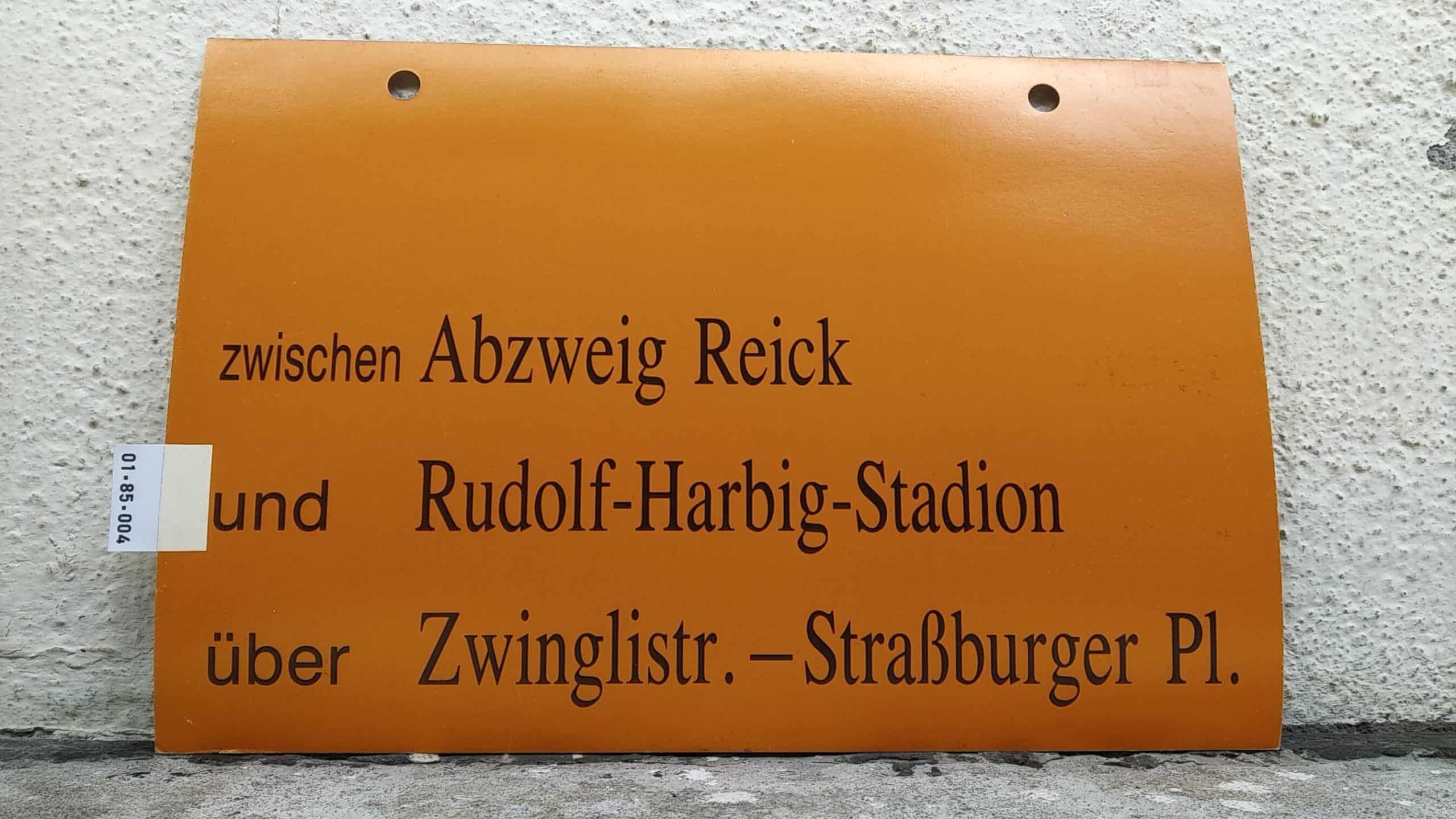 Ein seltenes Straßenbahn-Umleitungsschild aus Dresden: zwischen Abzweig Reick und Rudolf-Harbig-Stadion über Zwinglistr.-Straßburger Pl.