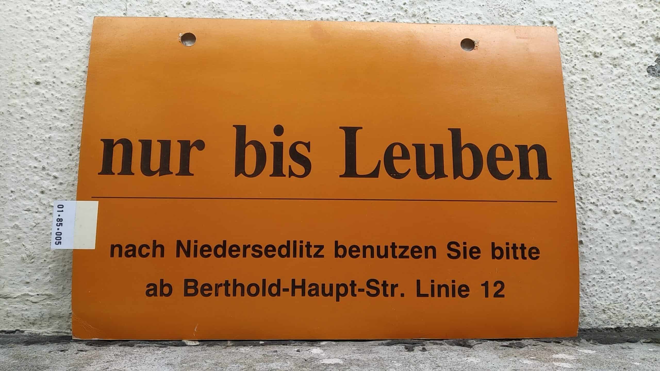Ein seltenes Straßenbahn-Umleitungsschild aus Dresden: nur bis Leuben nach Niedersedlitz benutzen Sie bitte ab Bertold-Haupt-Str. Linie 12