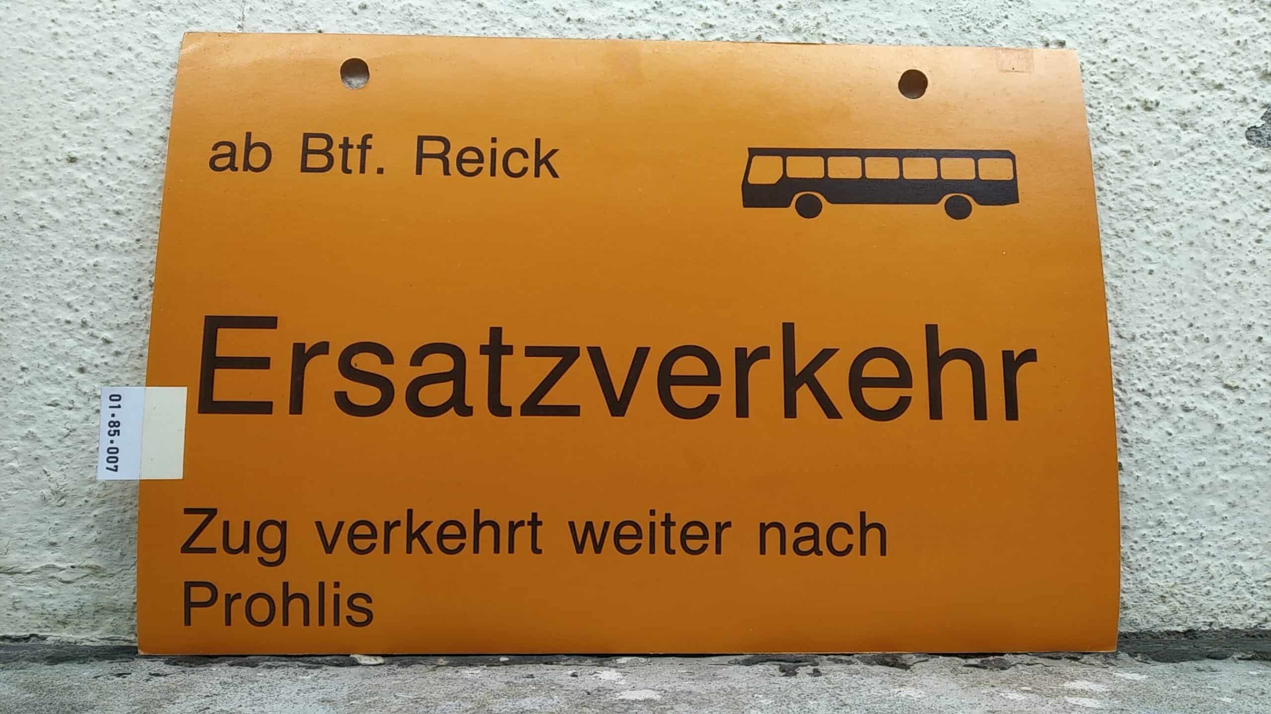 Ein seltenes Straßenbahn-Umleitungsschild aus Dresden: ab Btf. Reick [Bus neu] Ersatzverkehr Zug verkehrt weiter nach Prohlis