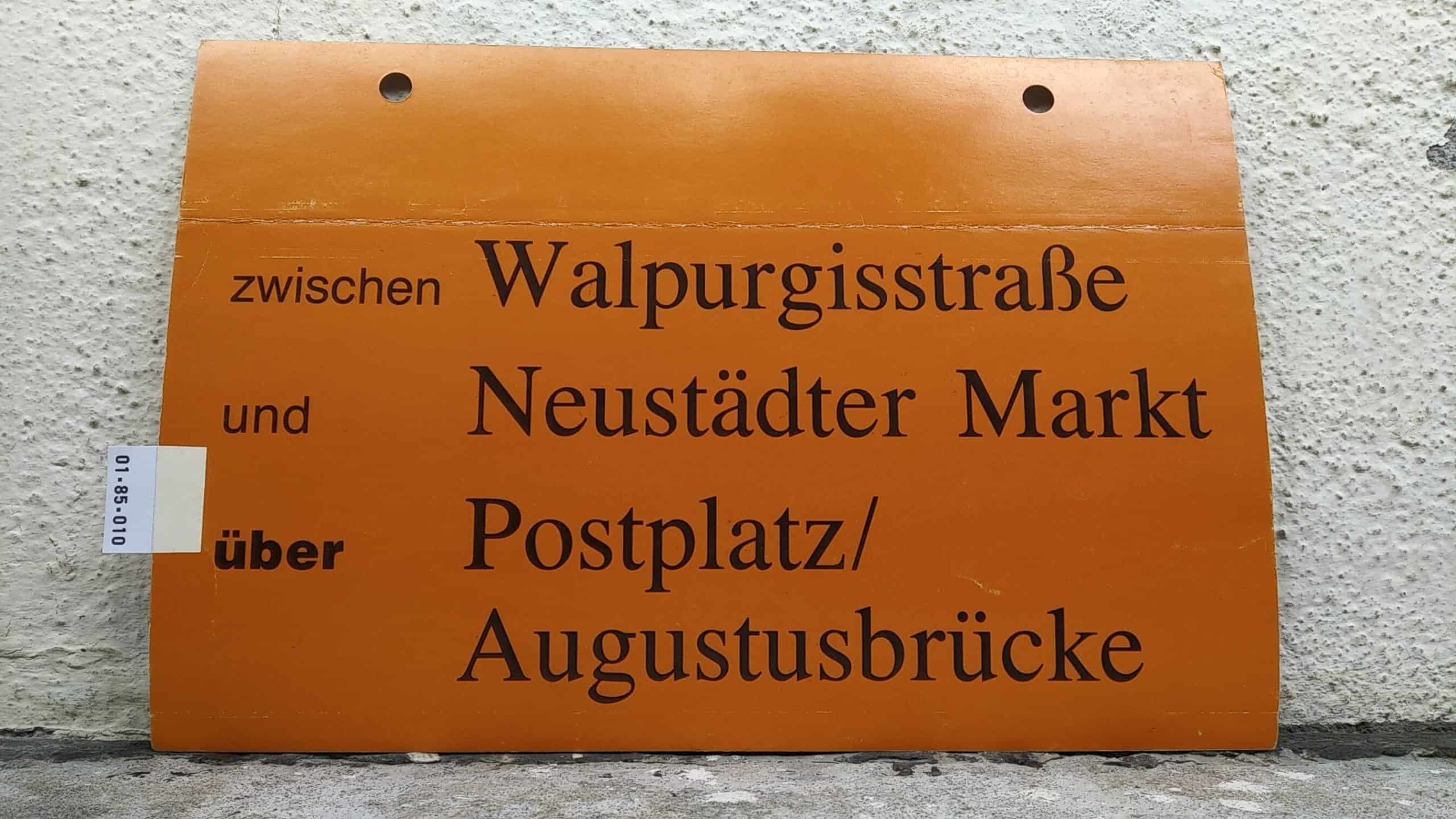 Ein seltenes Straßenbahn-Umleitungsschild aus Dresden: zwischen Walpurgisstraße und Neustädter Markt über Postplatz/ Augustusbrücke