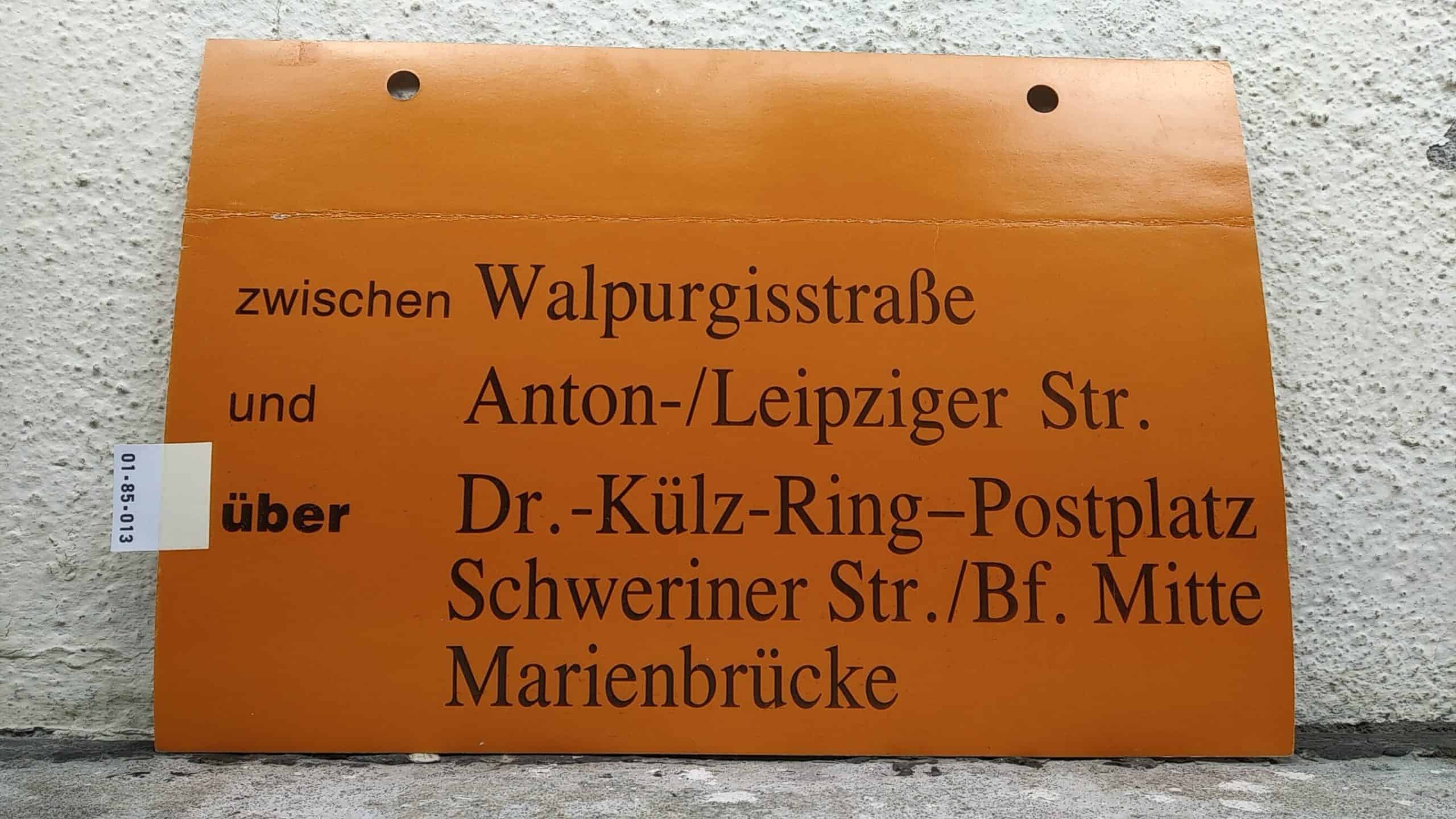 Ein seltenes Straßenbahn-Umleitungsschild aus Dresden: zwischen Walpurgisstraße und Anton-/Leipziger Str. über Dr.-Külz-Ring-Postplatz Schweriner Str./Bf. Mitte Marienbrücke