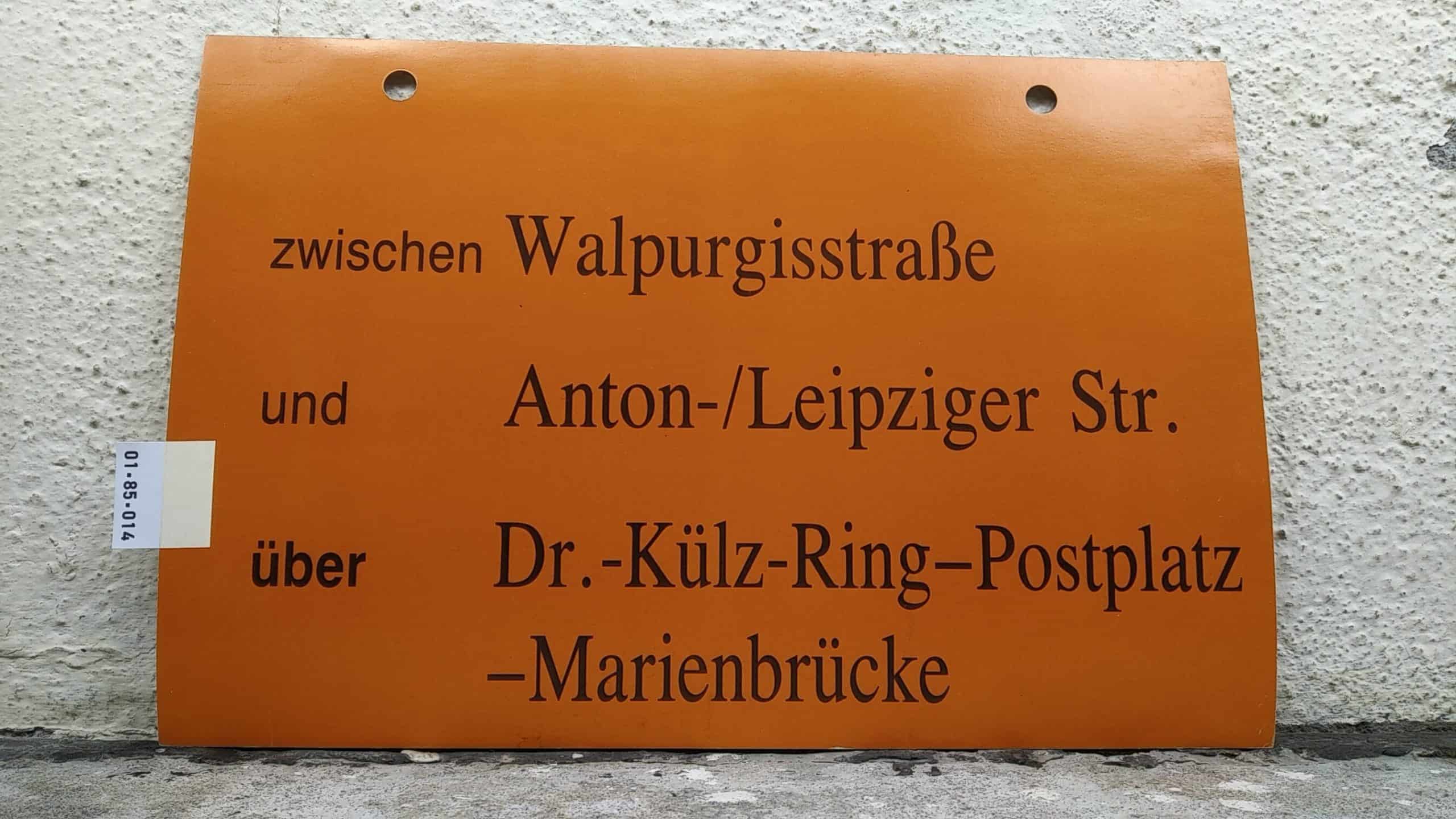 Ein seltenes Straßenbahn-Umleitungsschild aus Dresden: zwischen Walpurgisstraße und Anton-/Leipziger Str. über Dr.-Külz-Ring-Postplatz -Marienbrücke