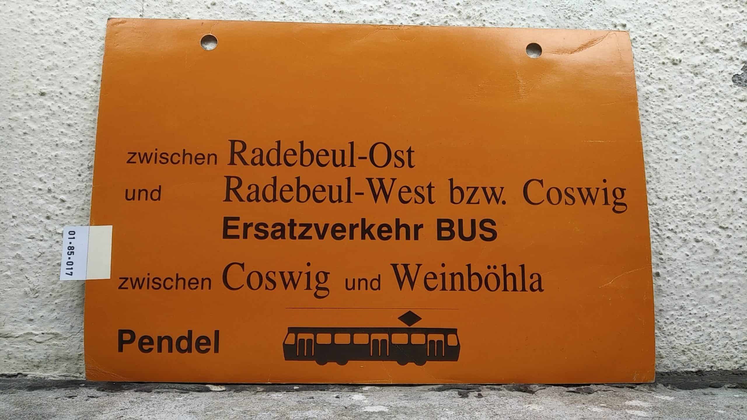 Ein seltenes Straßenbahn-Umleitungsschild aus Dresden: zwischen Radebeul-Ost und Radebeul-West bzw. Coswig Ersatzverkehr BUS zwischen Coswig und Weinböhla Pendel [Tram neu]
