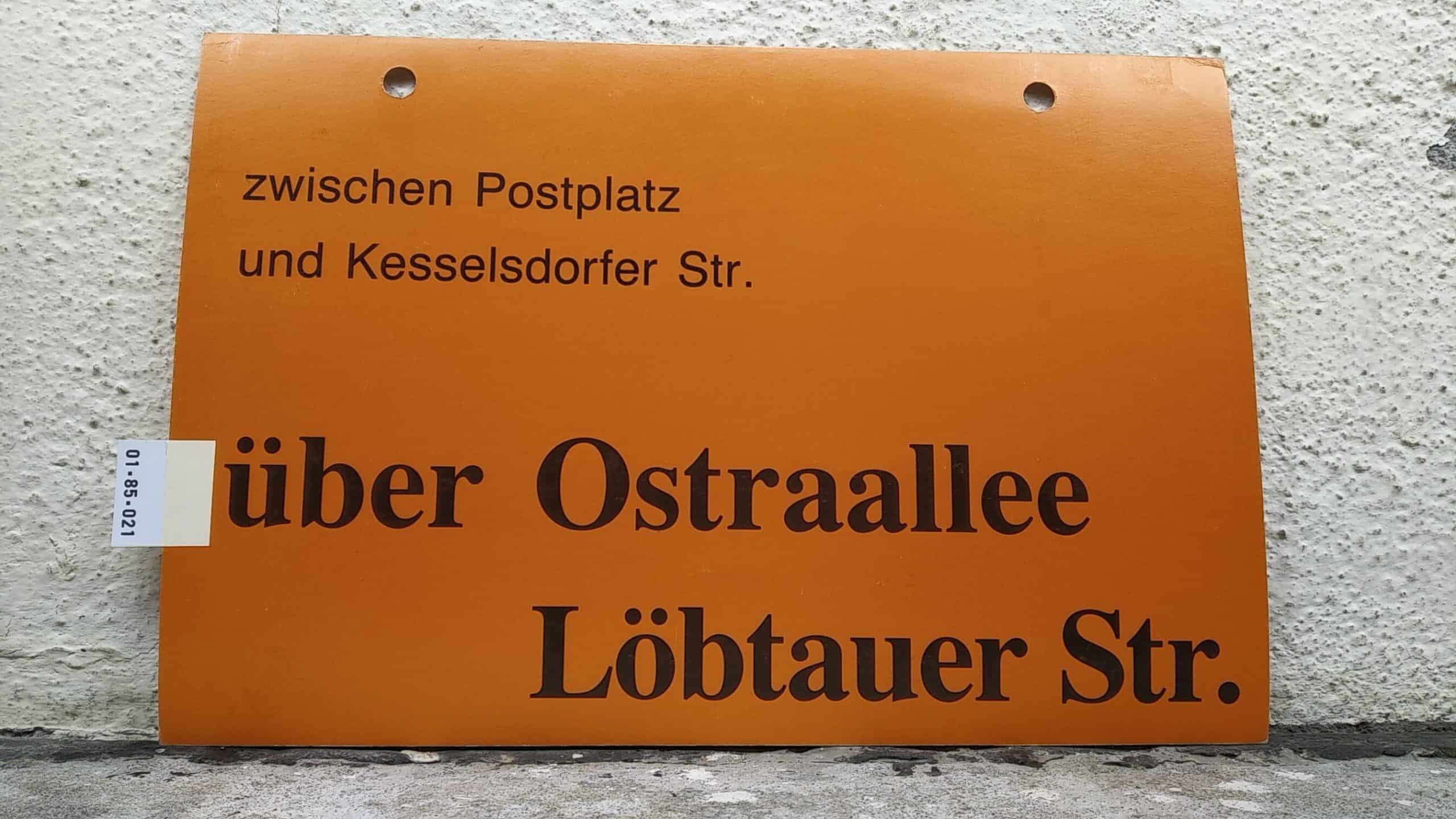 Ein seltenes Straßenbahn-Umleitungsschild aus Dresden: zwischen Postplatz und Kesselsdorfer Str. über Ostraallee Löbtauer Str.