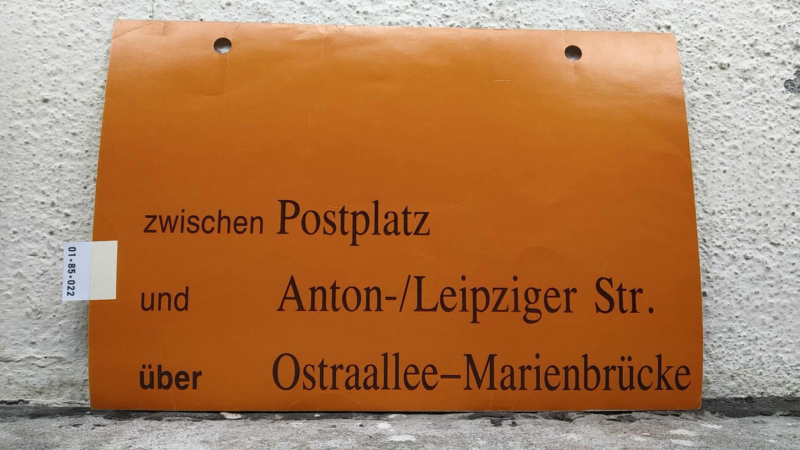 Ein seltenes Straßenbahn-Umleitungsschild aus Dresden: zwischen Postplatz und Anton-/Leipziger Str. über Ostraallee-Marienbrücke