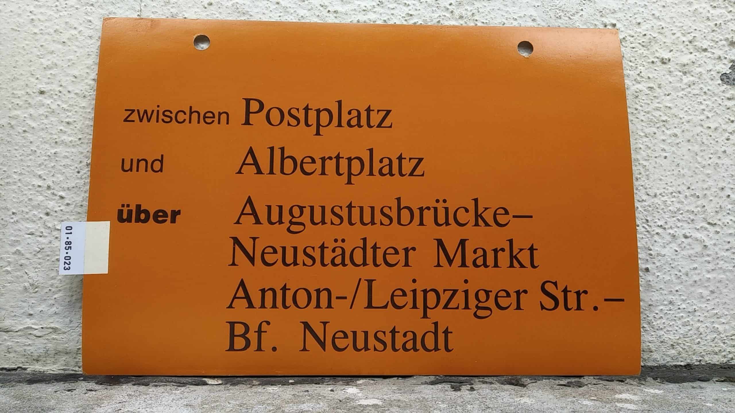 Ein seltenes Straßenbahn-Umleitungsschild aus Dresden: zwischen Postplatz und Albertplatz über Augustusbrücke- Neustädter Markt Anton-/Leipziger Str.- Bf. Neustadt