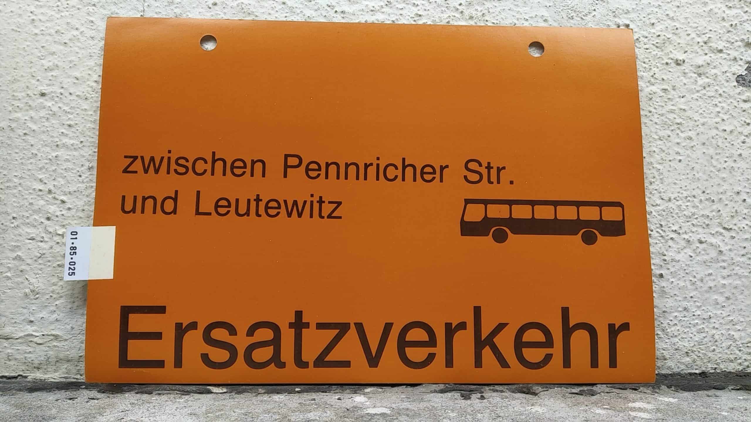 Ein seltenes Straßenbahn-Umleitungsschild aus Dresden: zwischen Pennricher Str. und Leutewitz [Bus neu] Ersatzverkehr