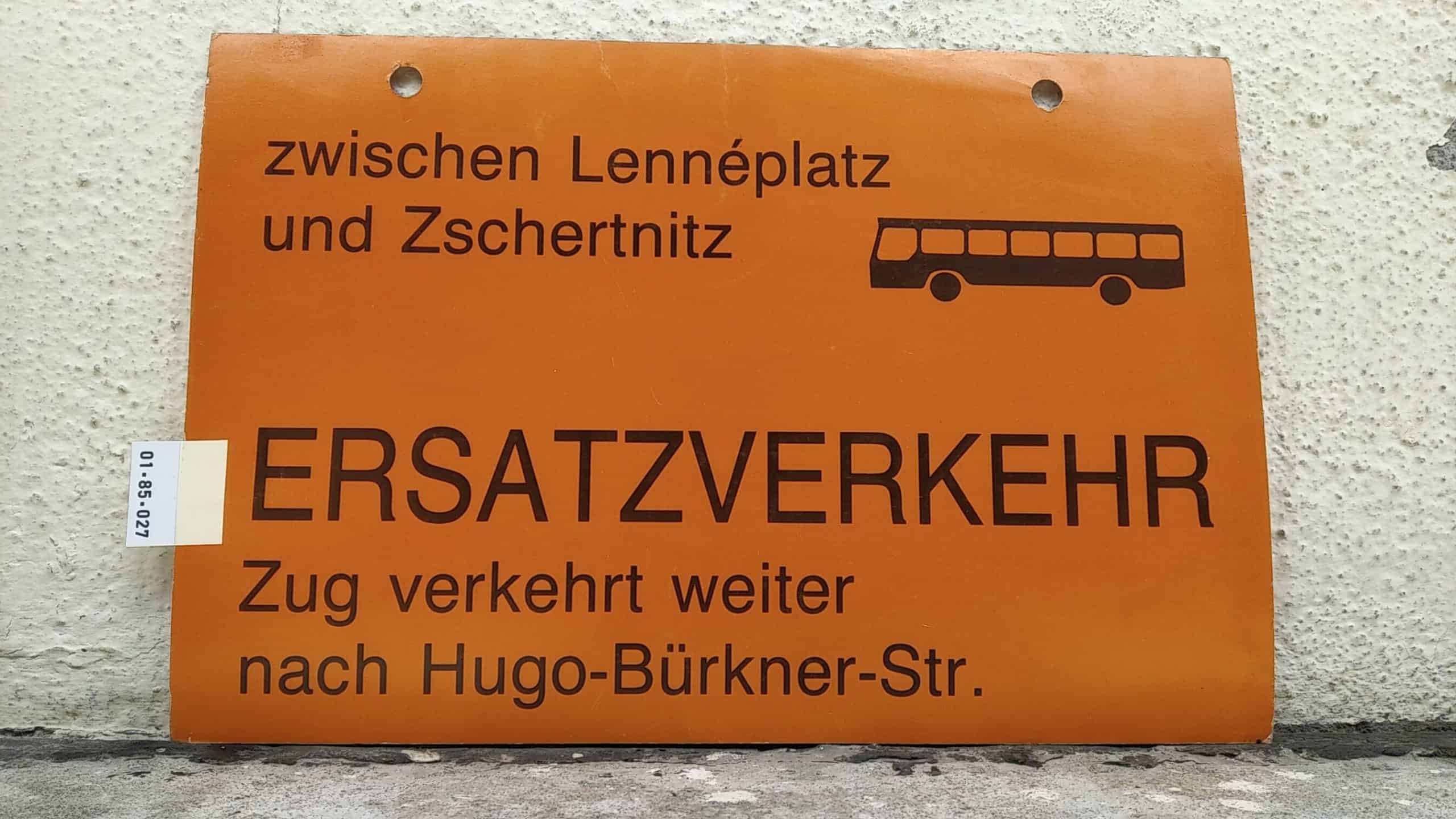 Ein seltenes Straßenbahn-Umleitungsschild aus Dresden: zwischen Lennéplatz und Zschertnitz [Bus neu] ERSATZVERKEHR Zug verkehrt weiter nach Hugo-Bürkner-Str.