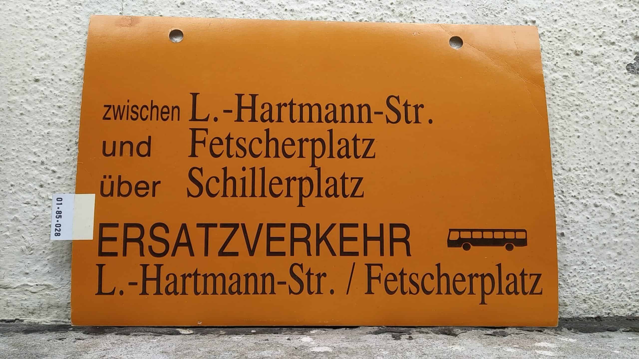 Ein seltenes Straßenbahn-Umleitungsschild aus Dresden: zwischen L.-Hartmann-Str. und Fetscherplatz über Schillerplatz ERSATZVERKEHR [Bus neu] L.-Hartmann-Str. / Fetscherplatz