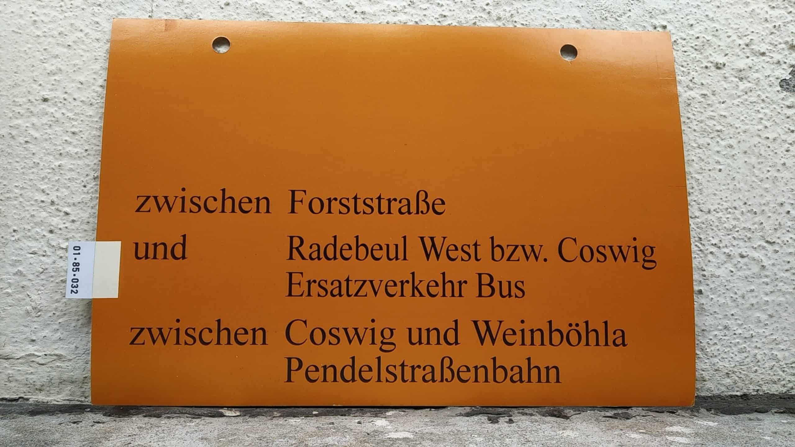 Ein seltenes Straßenbahn-Umleitungsschild aus Dresden: zwischen Forststraße und Radebeul West bzw. Coswig Ersatzverkehr Bus zwischen Coswig und Weinböhla Pendelstraßenbahn