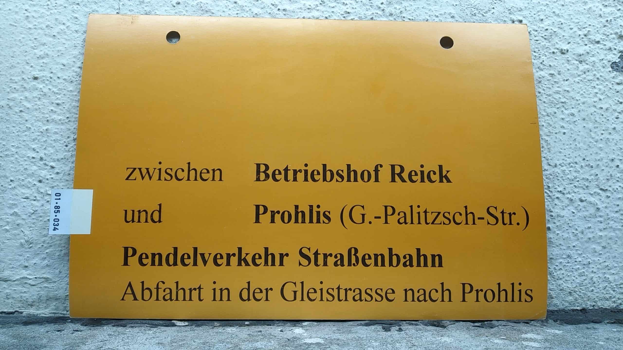 Ein seltenes Straßenbahn-Umleitungsschild aus Dresden: zwischen Betriebshof Reick und Prohlis (G.-Palitzsch-Str.) Pendelverkehr Straßenbahn Abfahrt in der Gleistrasse nach Prohlis