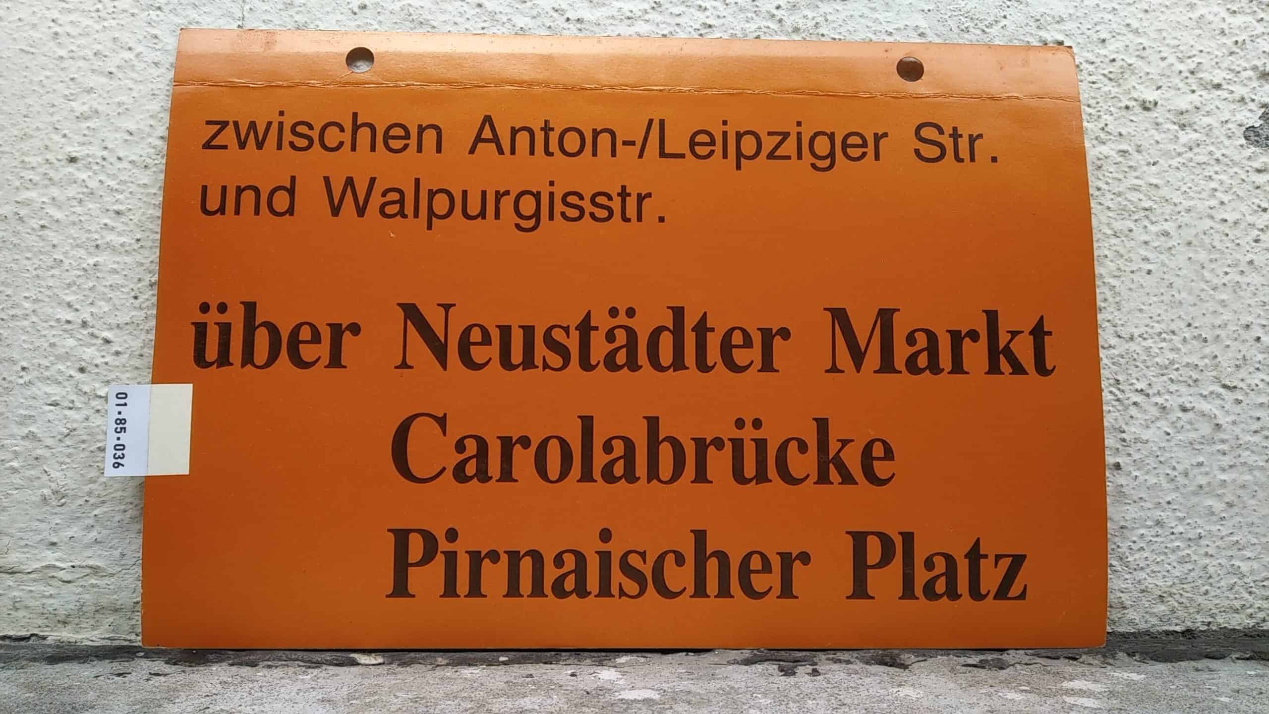 Ein seltenes Straßenbahn-Umleitungsschild aus Dresden: zwischen Anton-/Leipziger Str. und Walpurgisstr. über Neustädter Markt Carolabrücke Pirnaischer Platz