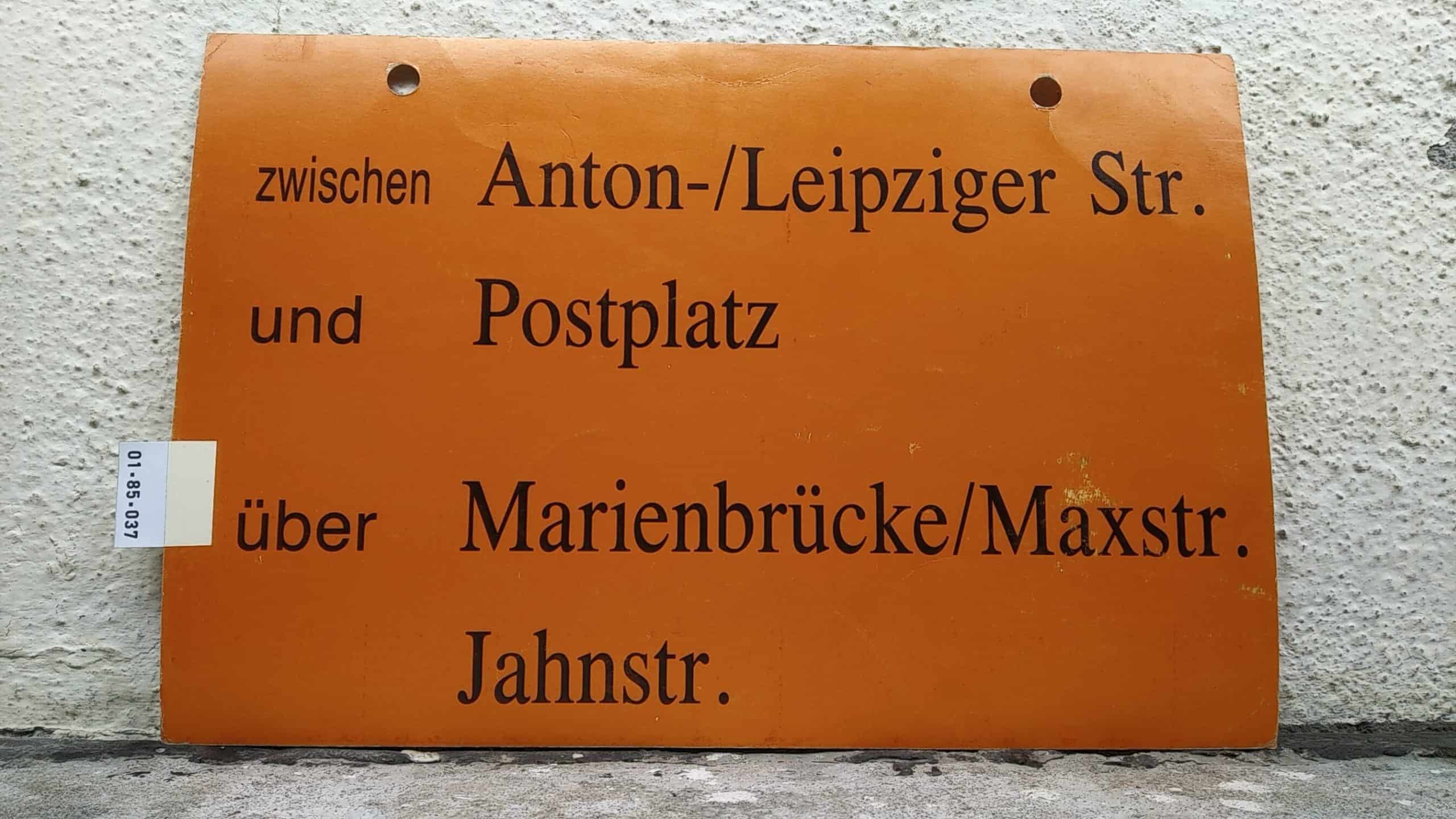 Ein seltenes Straßenbahn-Umleitungsschild aus Dresden: zwischen Anton-/Leipziger Str. und Postplatz über Marienbrücke/Maxstr. Jahnstr.