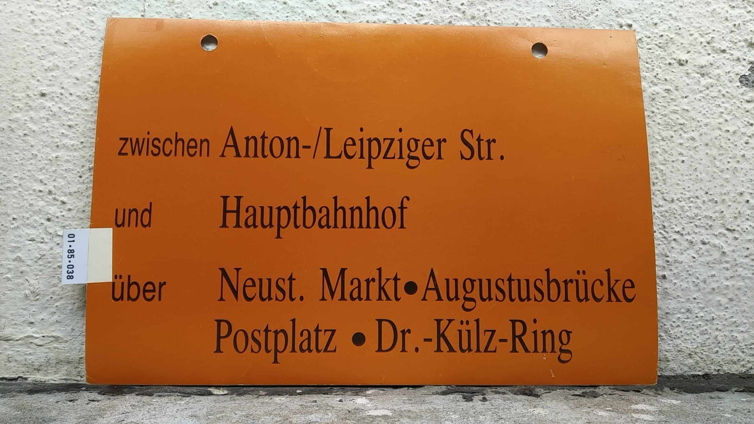 Ein seltenes Straßenbahn-Umleitungsschild aus Dresden: zwischen Anton-/Leipziger Str. und Hauptbahnhof über Neust. Markt-Augustusbrücke Postplatz - Dr.-Külz-Ring