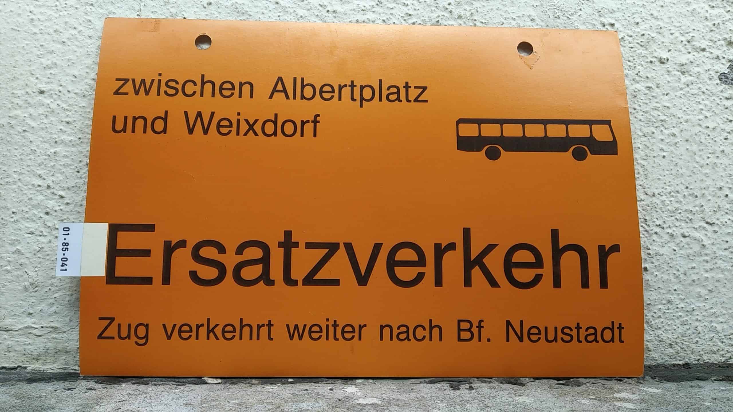 Ein seltenes Straßenbahn-Umleitungsschild aus Dresden: zwischen Albertplatz und Weixdorf [Bus neu] Ersatzverkehr Zug verkehrt weiter nach Bf. Neustadt