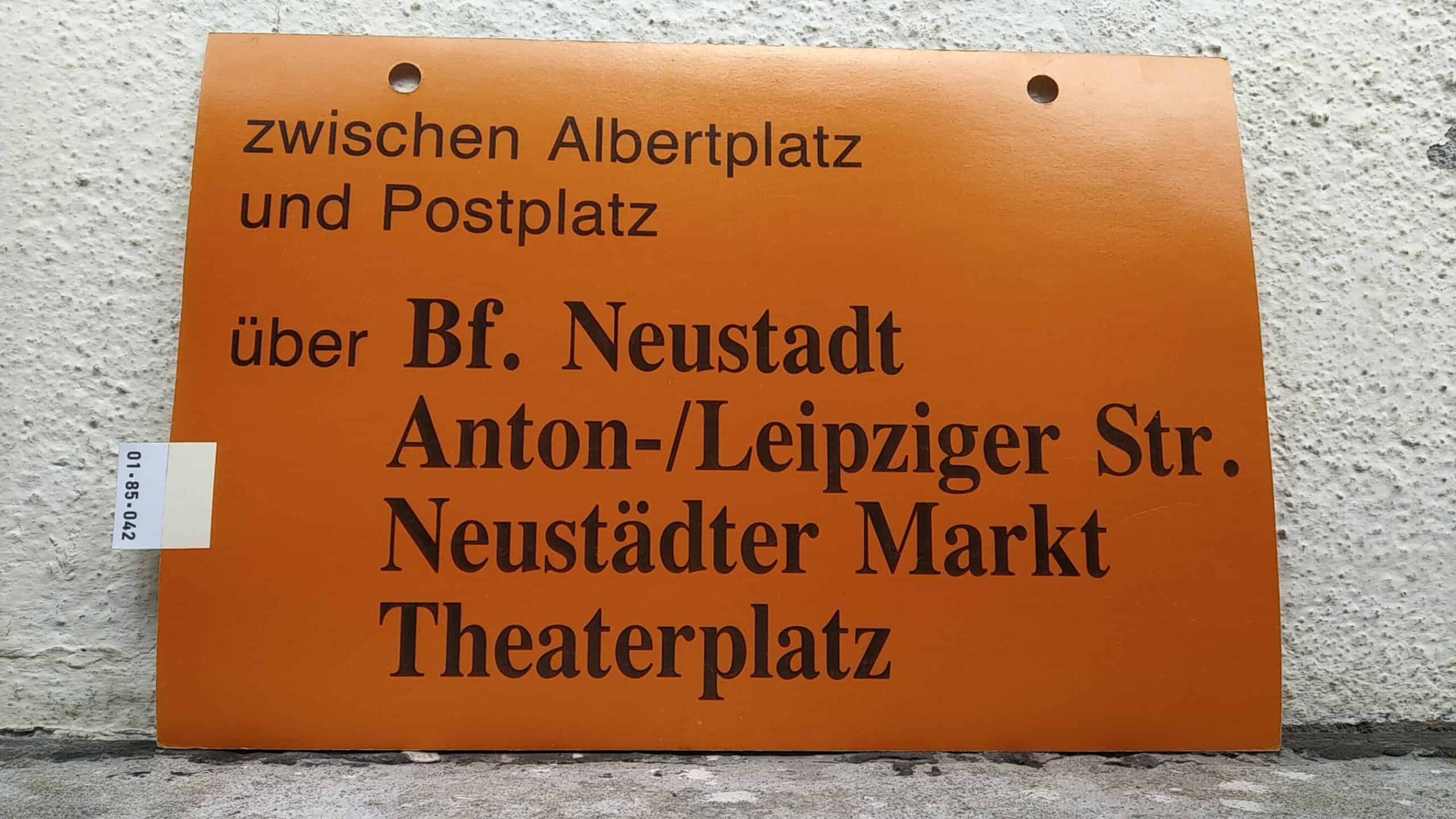 Ein seltenes Straßenbahn-Umleitungsschild aus Dresden: zwischen Albertplatz und Postplatz über Bf. Neustadt Anton-/Leipziger Str. Neustädter Markt Theaterplatz