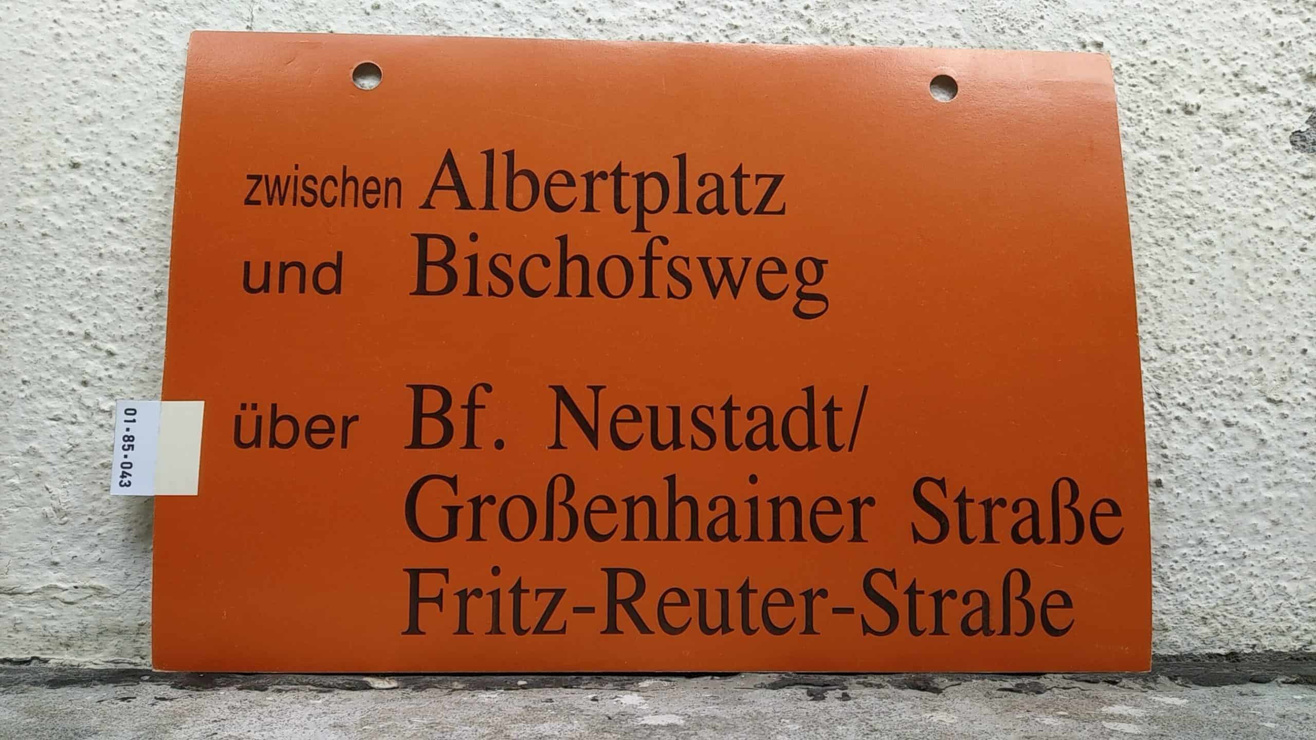 Ein seltenes Straßenbahn-Umleitungsschild aus Dresden: zwischen Albertplatz und Bischofsweg über Bf. Neustadt/ Großenhainer Straße Fritz-Reuter-Straße