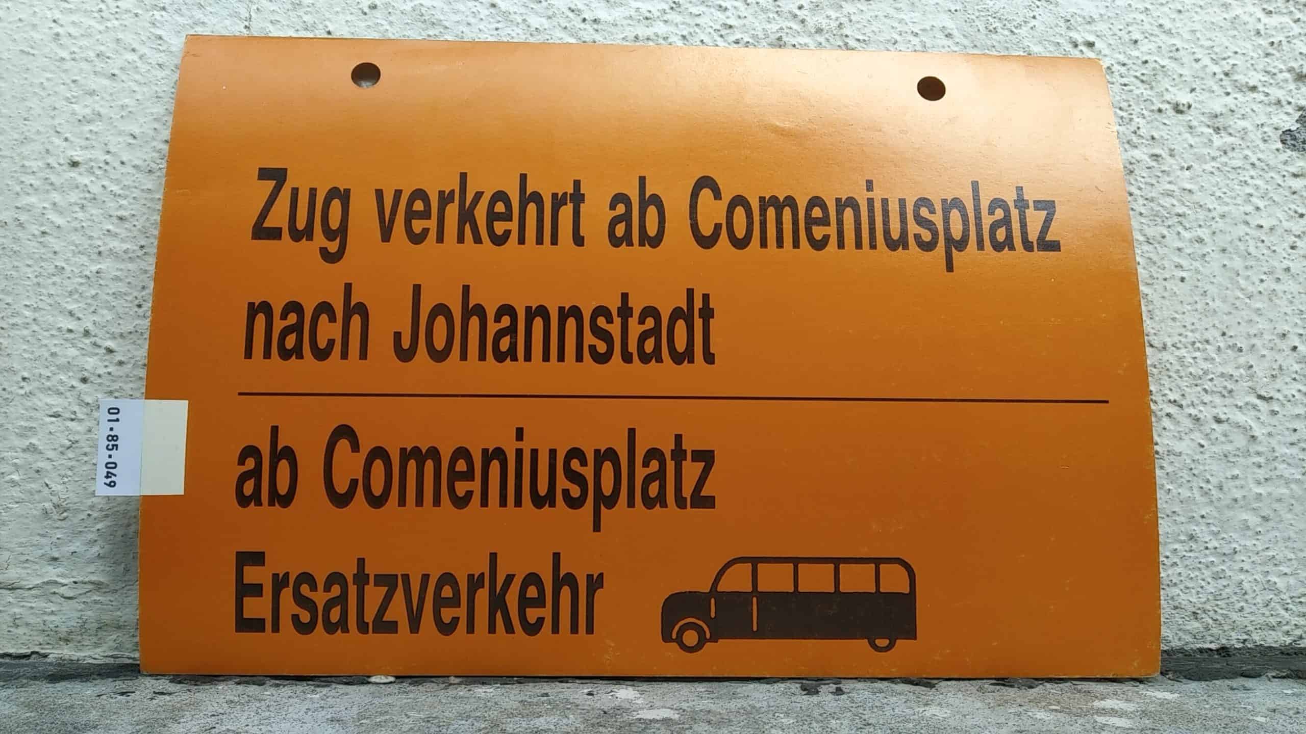 Ein seltenes Straßenbahn-Umleitungsschild aus Dresden: Zug verkehrt ab Comeniusplatz nach Johannstadt ab Comeniusplatz Ersatzverkehr [Bus alt]