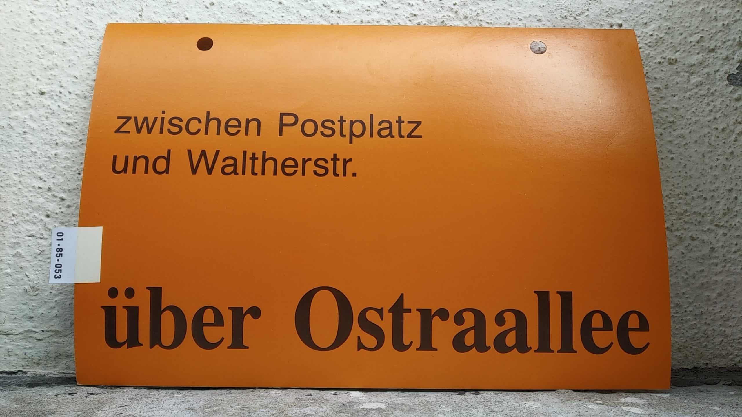 Ein seltenes Straßenbahn-Umleitungsschild aus Dresden: zwischen Postplatz und Waltherstr. über Ostraallee