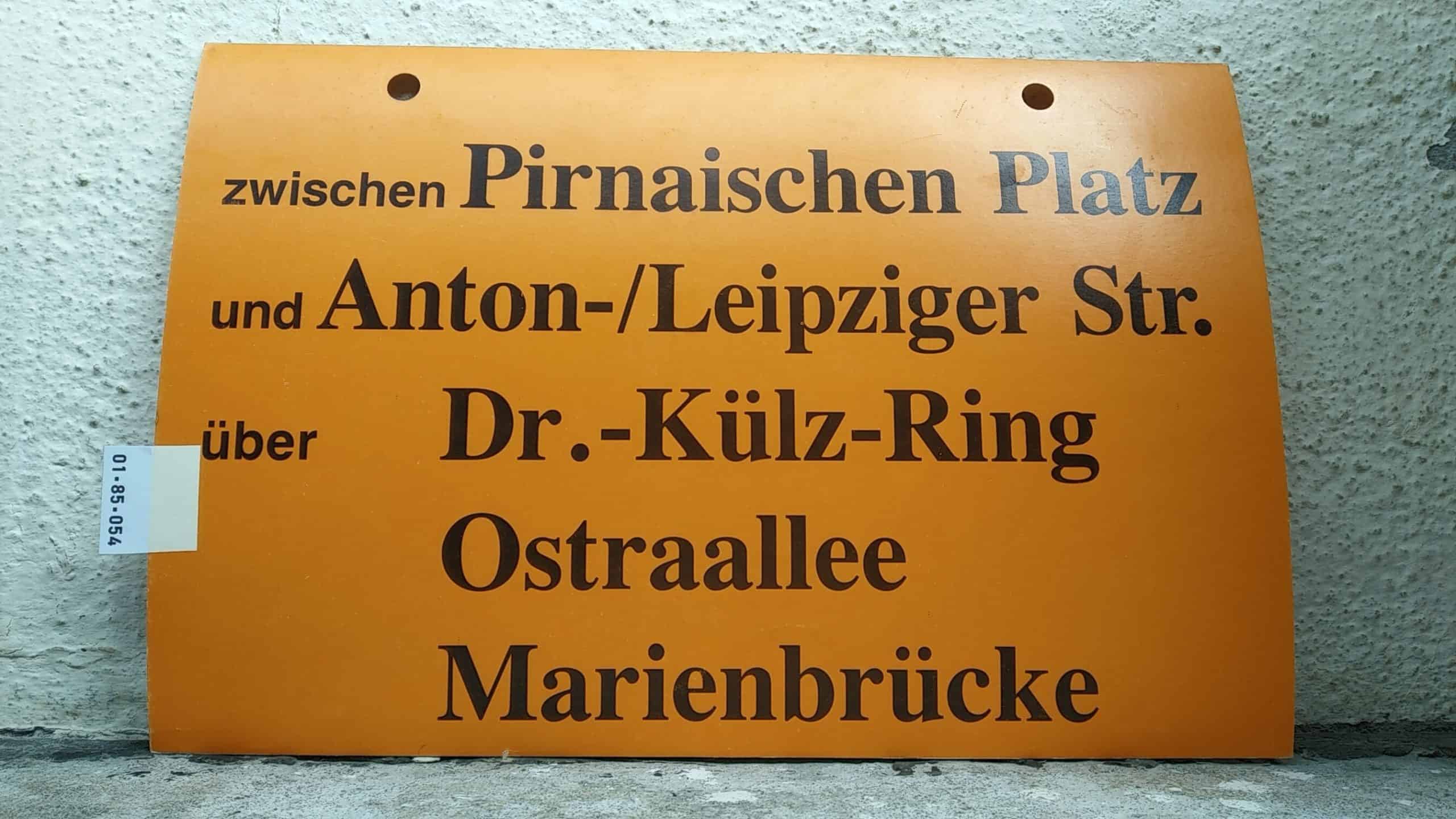 Ein seltenes Straßenbahn-Umleitungsschild aus Dresden: zwischen Pirnaischen Platz und Anton-/Leipziger Str. über Dr.-Külz-Ring Ostraallee Marienbrücke