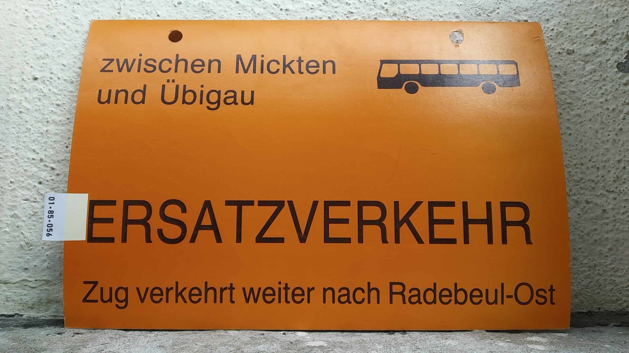 Ein seltenes Straßenbahn-Umleitungsschild aus Dresden: zwischen Mickten und Übigau [Bus neu] ERSATZVERKEHR Zug verkehrt weiter nach Radebeul-Ost