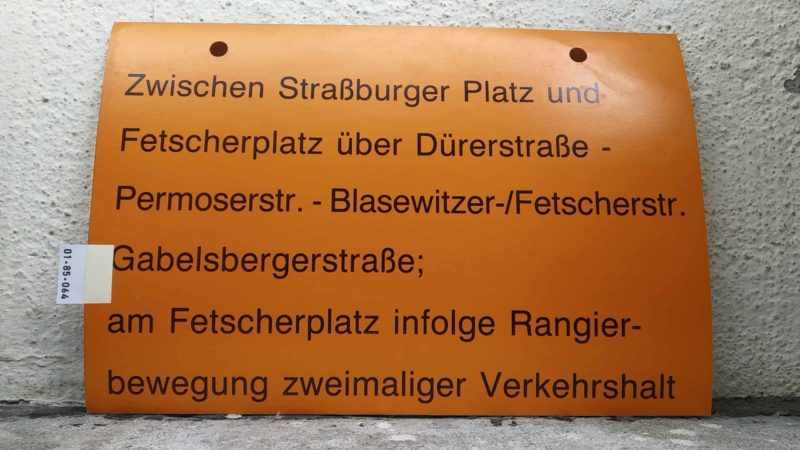 Zwischen Straß­burger Platz und Fet­scher­platz über Dürer­straße – Per­mo­serstr. – Bla­se­witzer-/Fet­scherstr. Gabels­ber­ger­straße; am Fet­scher­platz infolge Rangier- bewegung zwei­ma­liger Ver­kehrs­halt