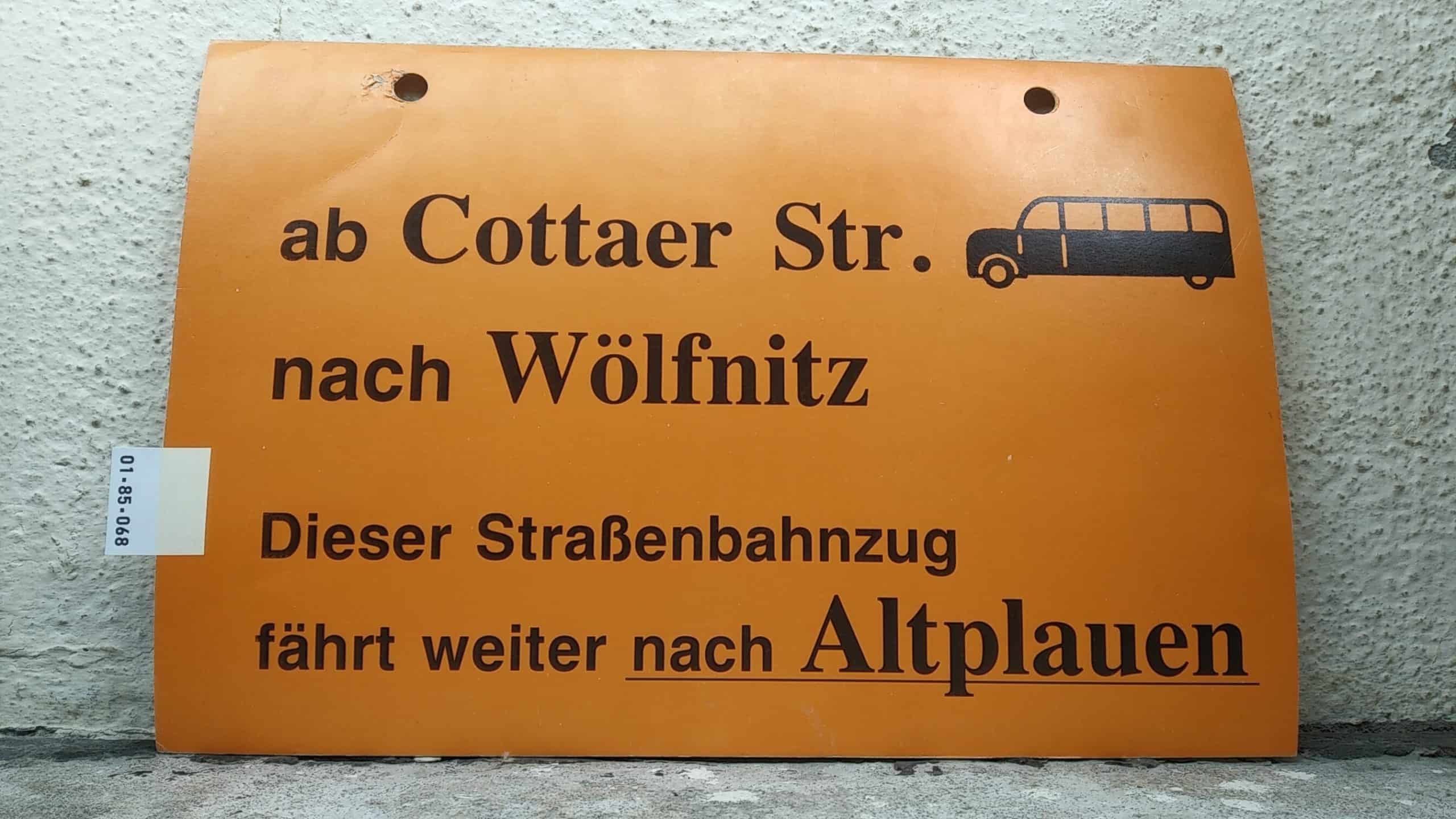 Ein seltenes Straßenbahn-Umleitungsschild aus Dresden: ab Cottaer Str. [Bus alt] nach Wölfnitz Dieser Straßenbahnzug fährt weiter nach Altplauen