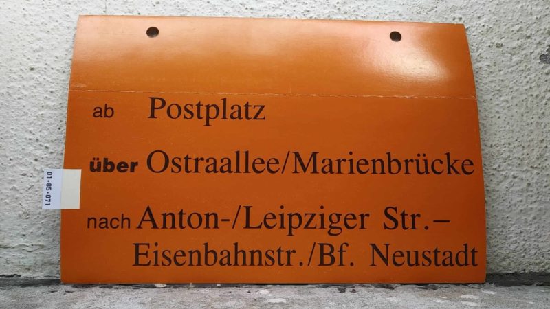 ab Postplatz über Ostraallee/​Marienbrücke nach Anton-/Leip­ziger Str.- Eisenbahnstr./Bf. Neustadt