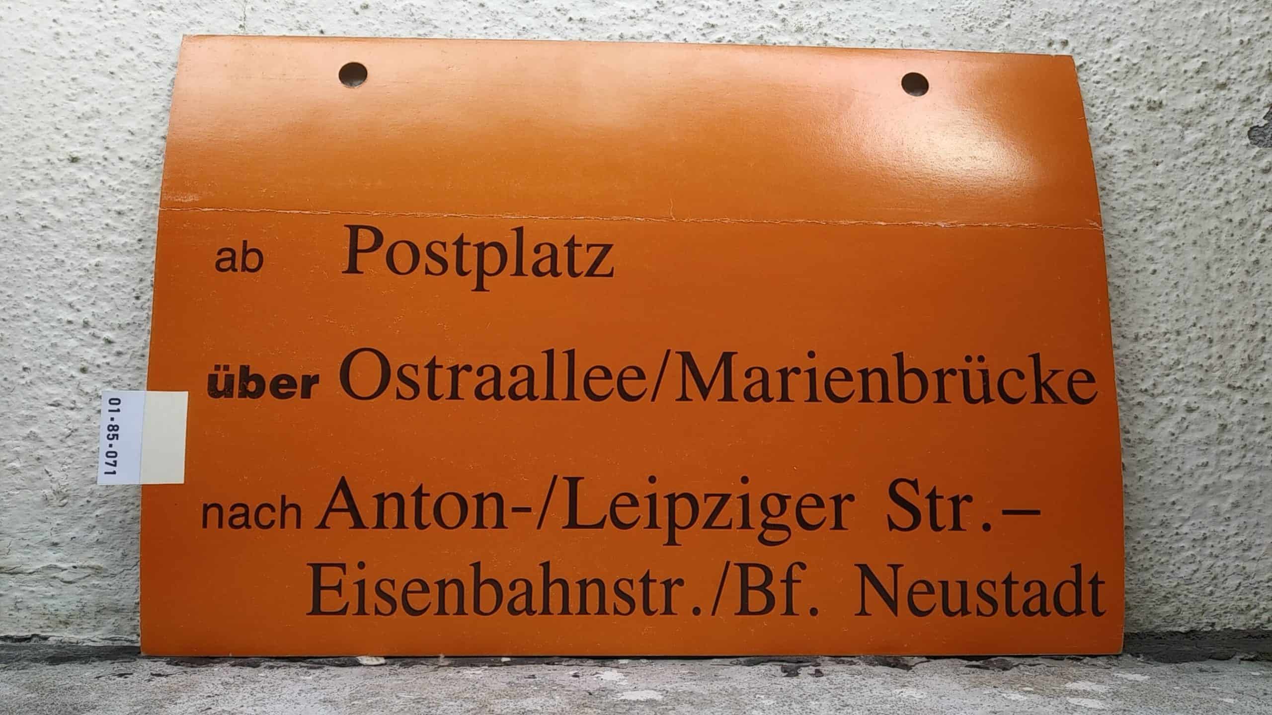 Ein seltenes Straßenbahn-Umleitungsschild aus Dresden: ab Postplatz über Ostraallee/Marienbrücke nach Anton-/Leipziger Str.- Eisenbahnstr./Bf. Neustadt