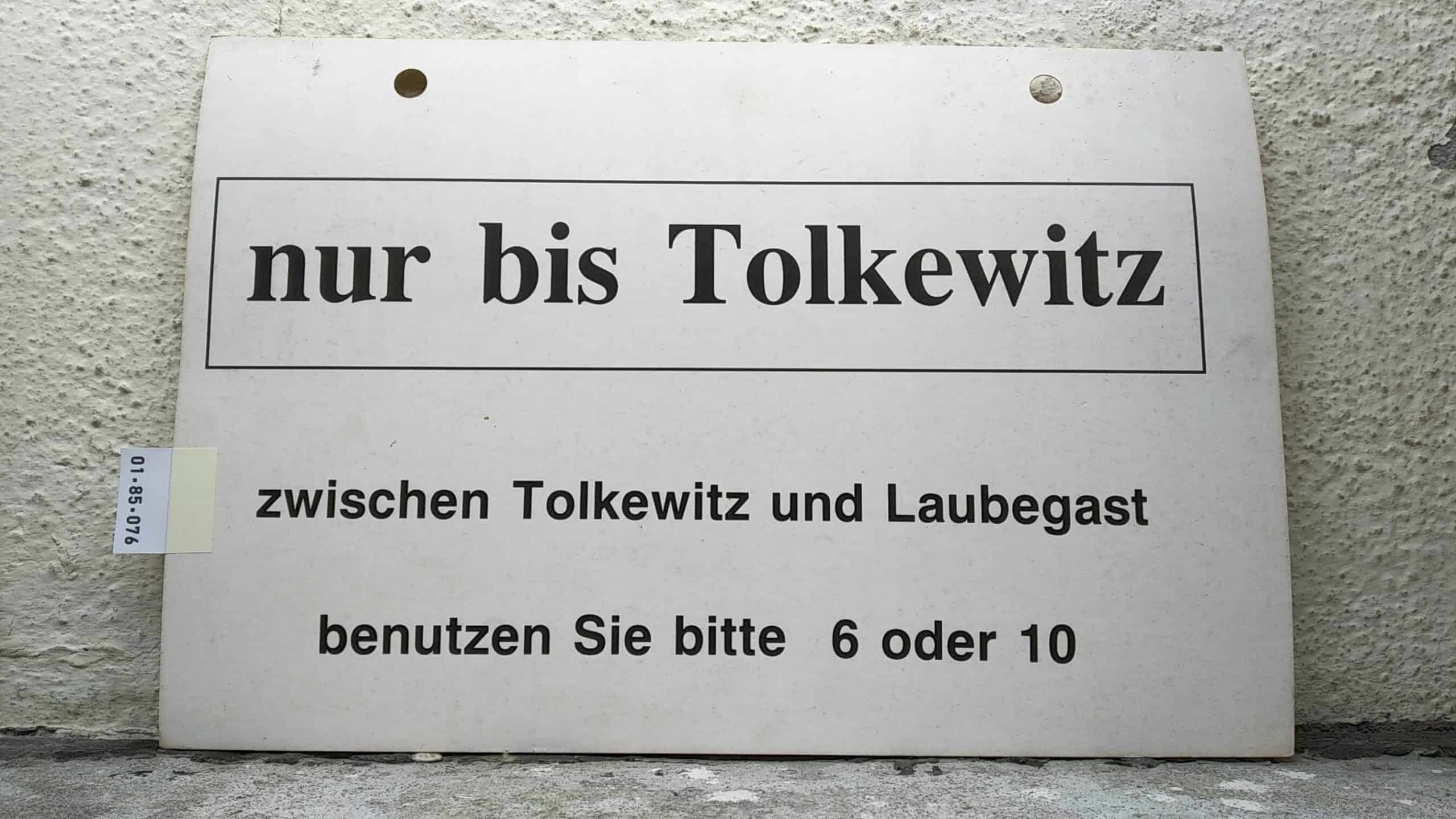 Ein seltenes Straßenbahn-Umleitungsschild aus Dresden: nur bis Tolkewitz zwischen Tolkewitz und Laubegast benutzen Sie bitte 6 oder 10