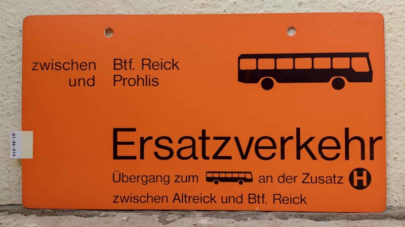 zwischen Btf. Reick und Prohlis [Bus neu] Ersatz­ver­kehr Übergang zum [Bus neu] an der Zusatz [Hst.] zwischen Altreick und Btf. Reick