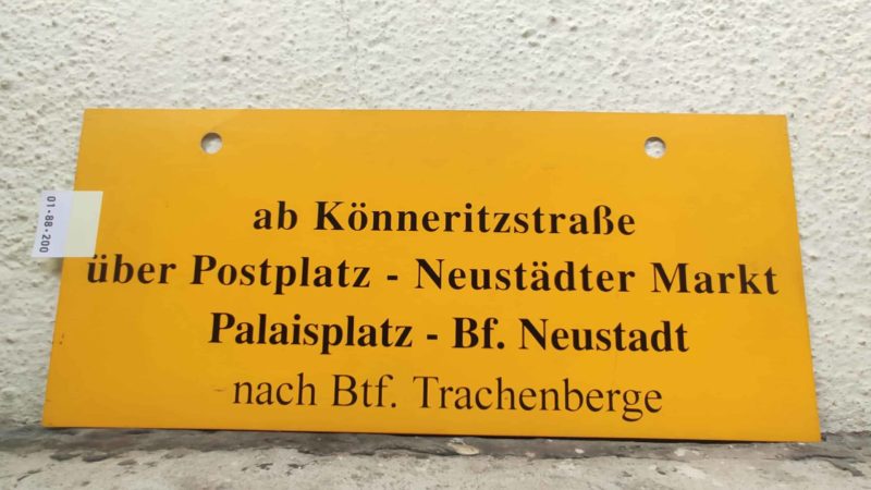 ab Kön­ne­ritz­straße über Postplatz – Neu­städter Markt Palais­platz – Bf. Neustadt nach Btf. Tra­chen­berge
