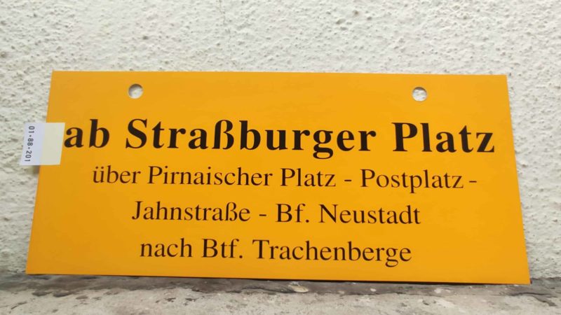 ab Straß­burger Platz über Pirnai­scher Platz – Postplatz – Jahn­straße – Bf. Neustadt nach Btf. Tra­chen­berge