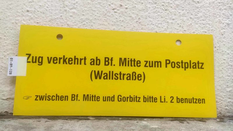 Zug verkehrt ab Bf. Mitte zum Postplatz (Wall­straße) [Zei­ge­finger] zwischen Bf. Mitte und Gorbitz bitte Li. 2 benutzen