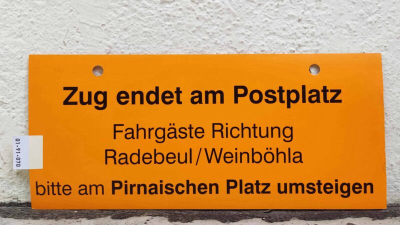 Zug endet am Postplatz Fahrgäste Richtung Radebeul/​Weinböhla bitte am Pirnai­schen Platz umsteigen